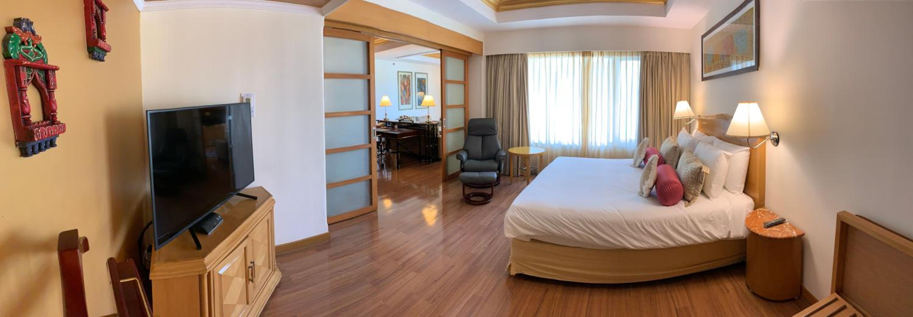 Premium Suite Queen Bed with City View  - Photo 4