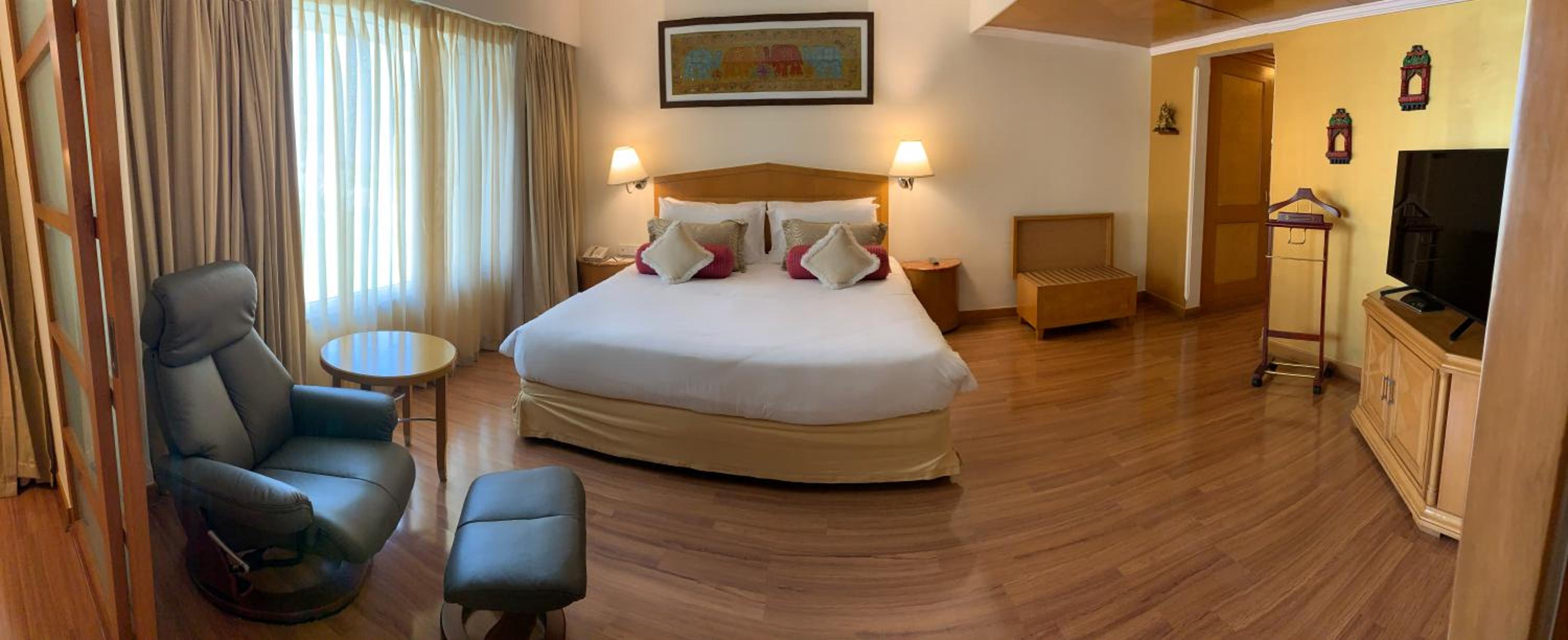 Premium Suite Queen Bed with City View  - Photo 3