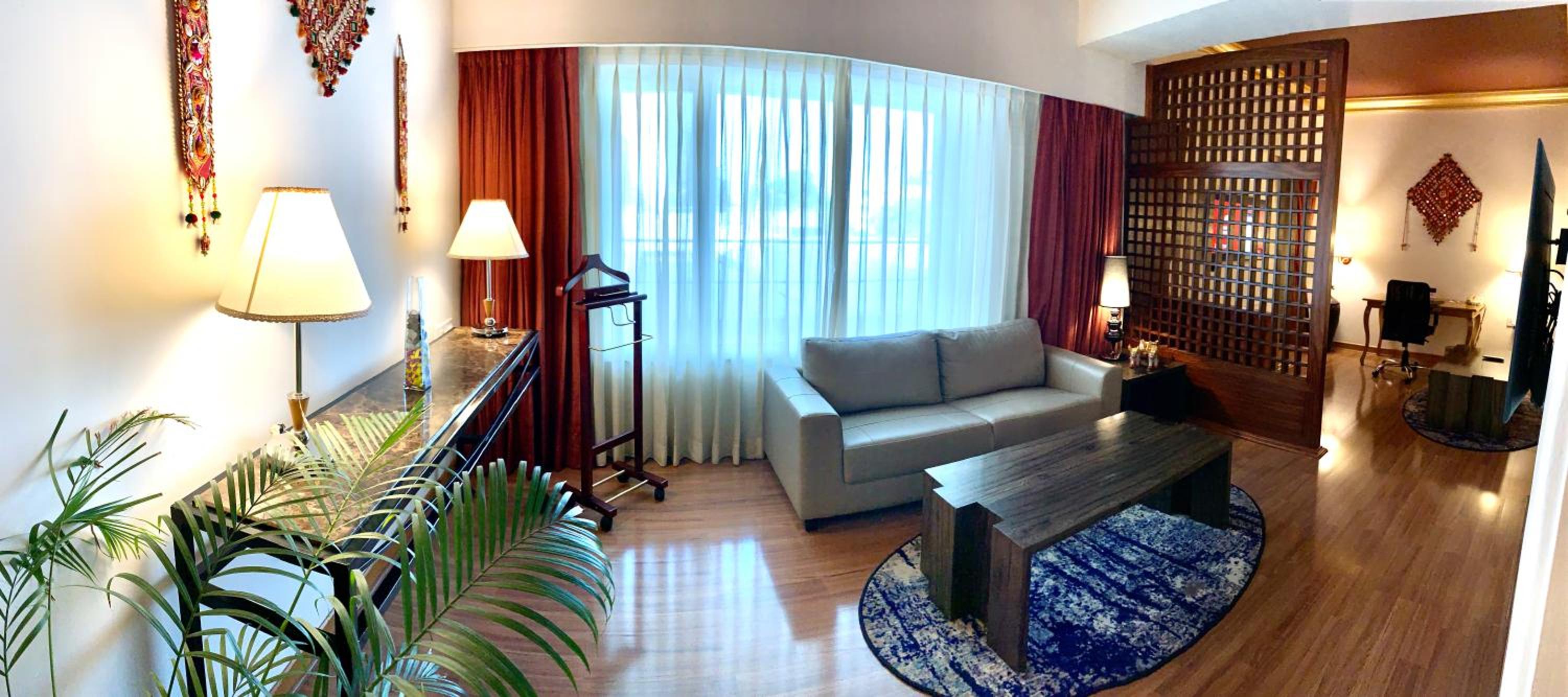 Executive Suite Queen Bed with City View - Complimentary 01 way Airport transfer - Photo 3