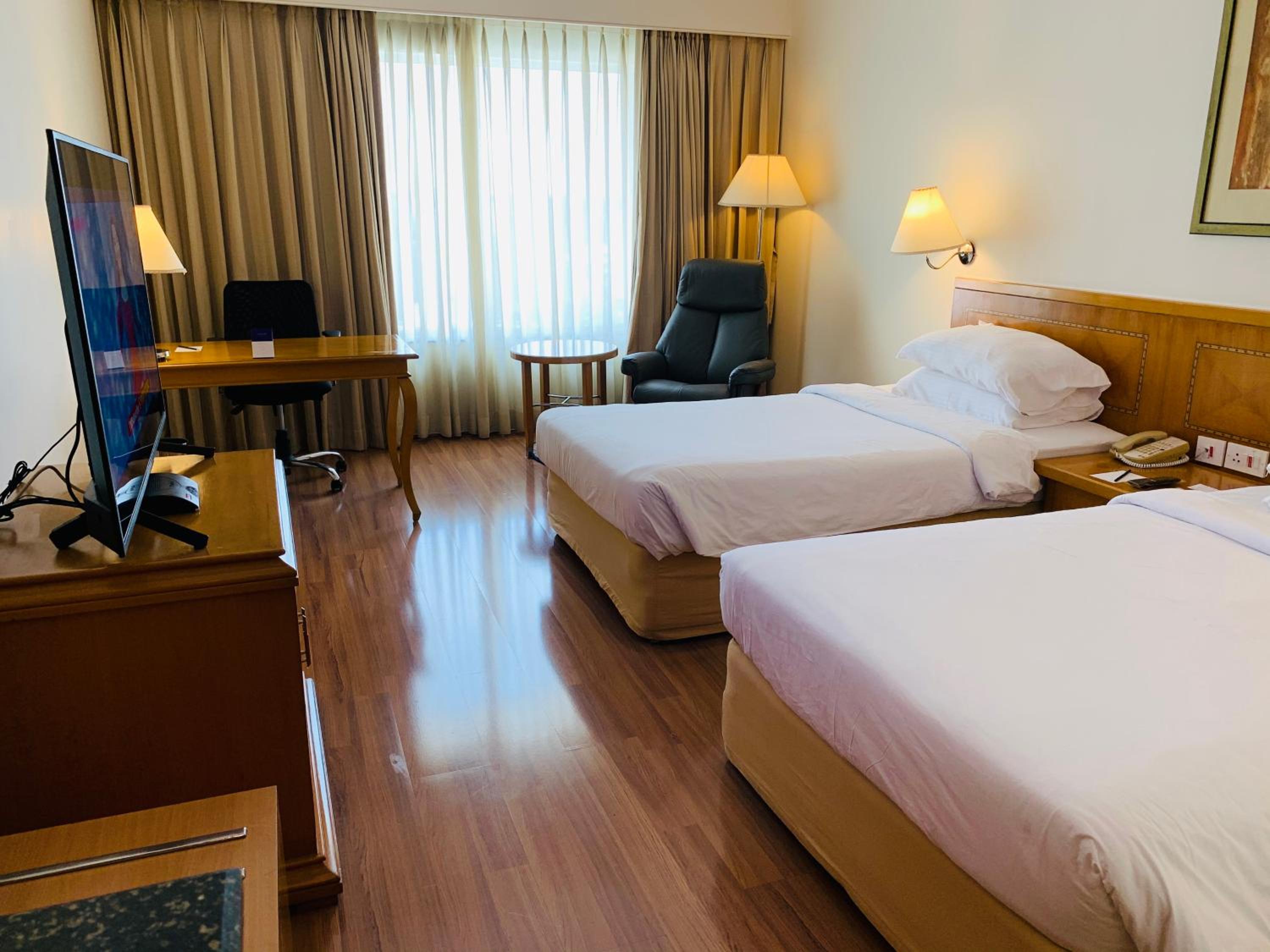 Deluxe Room Twin Bed with City View - Photo 5