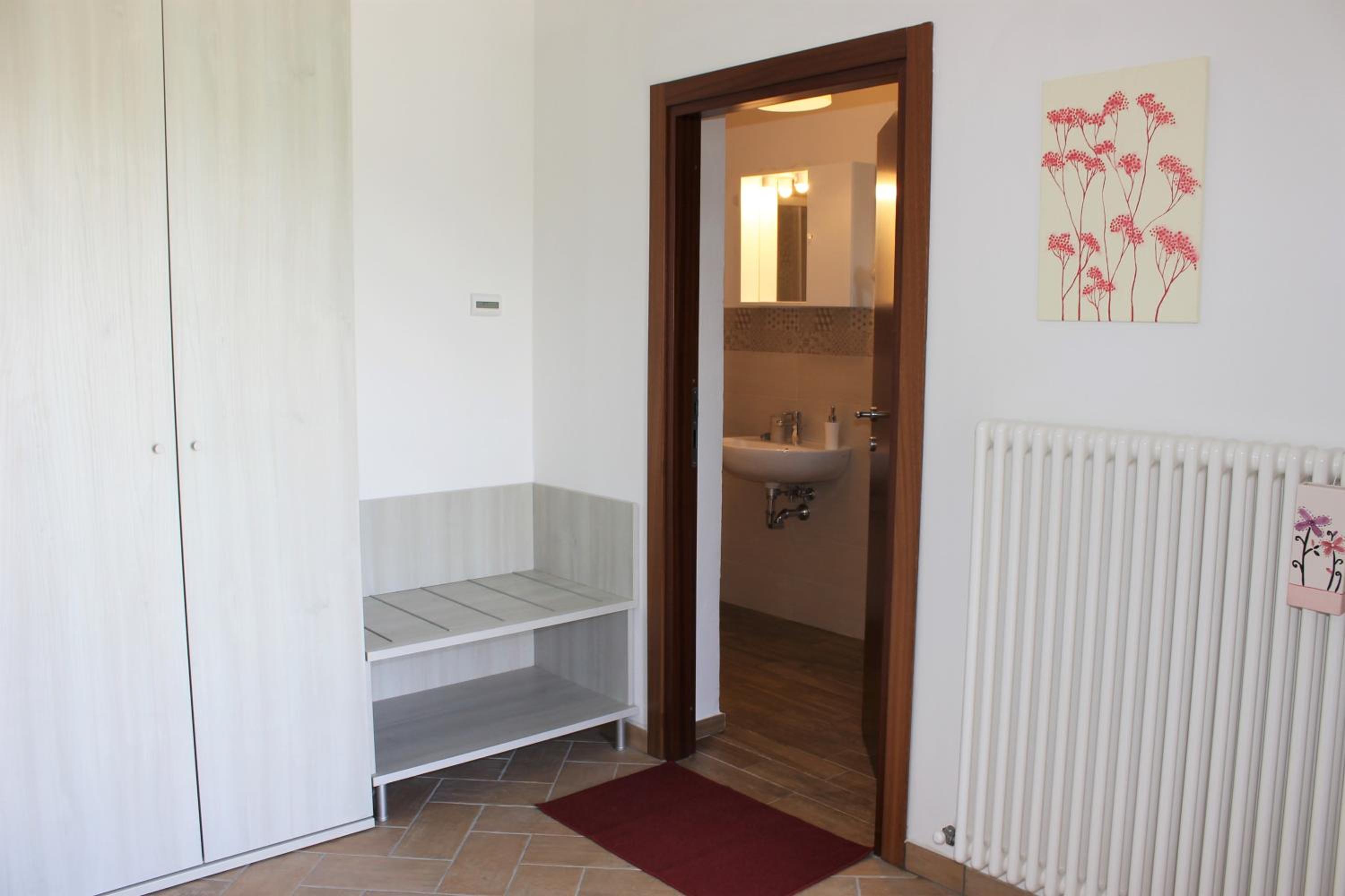 Double Room with Private Bathroom - Photo 2