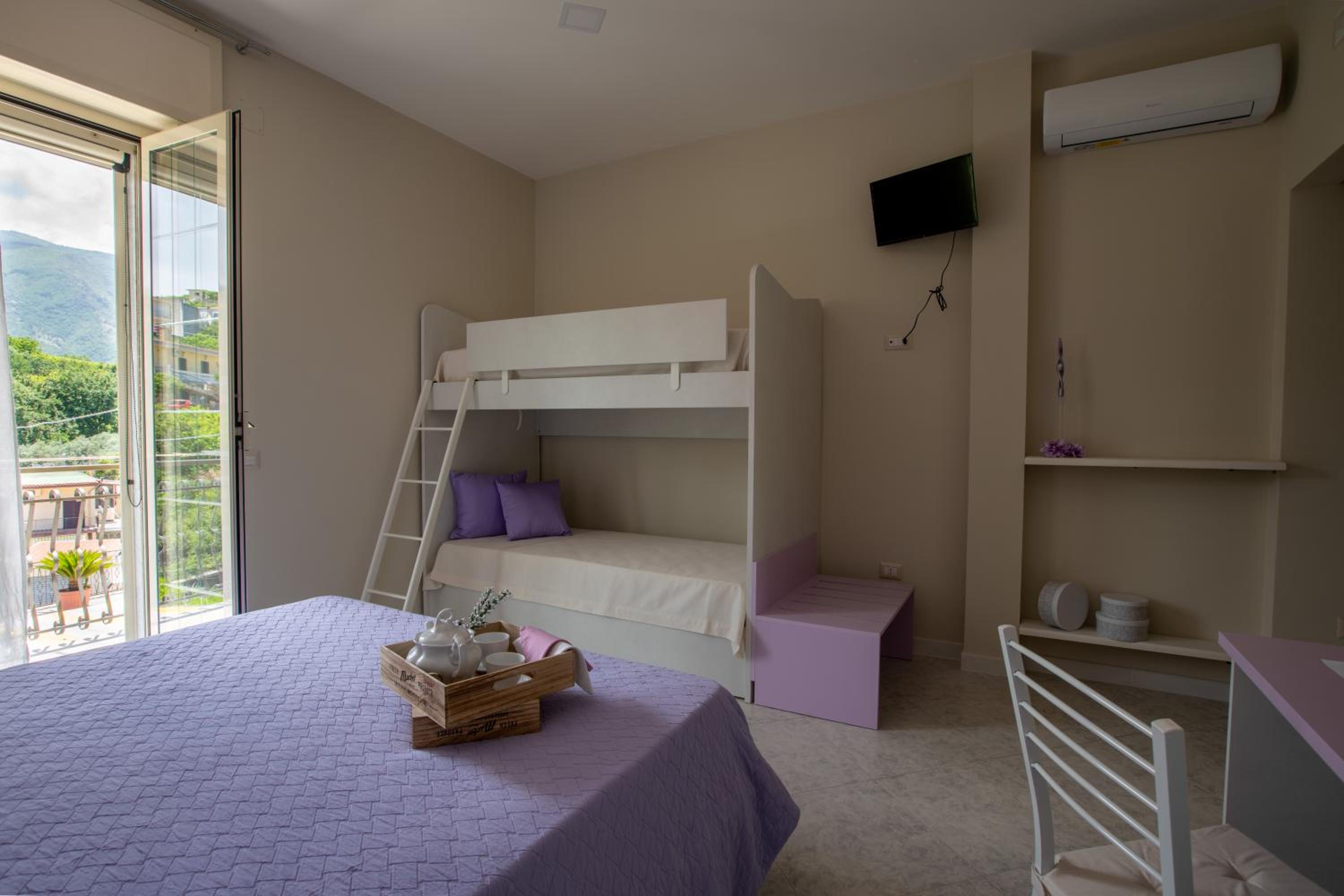 Quadruple Room with Private Bathroom - Photo 2
