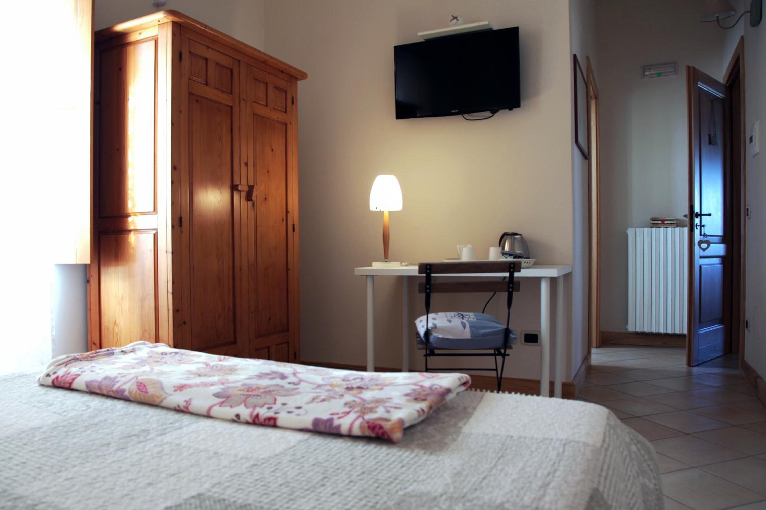 Double Room with Balcony - Photo 4