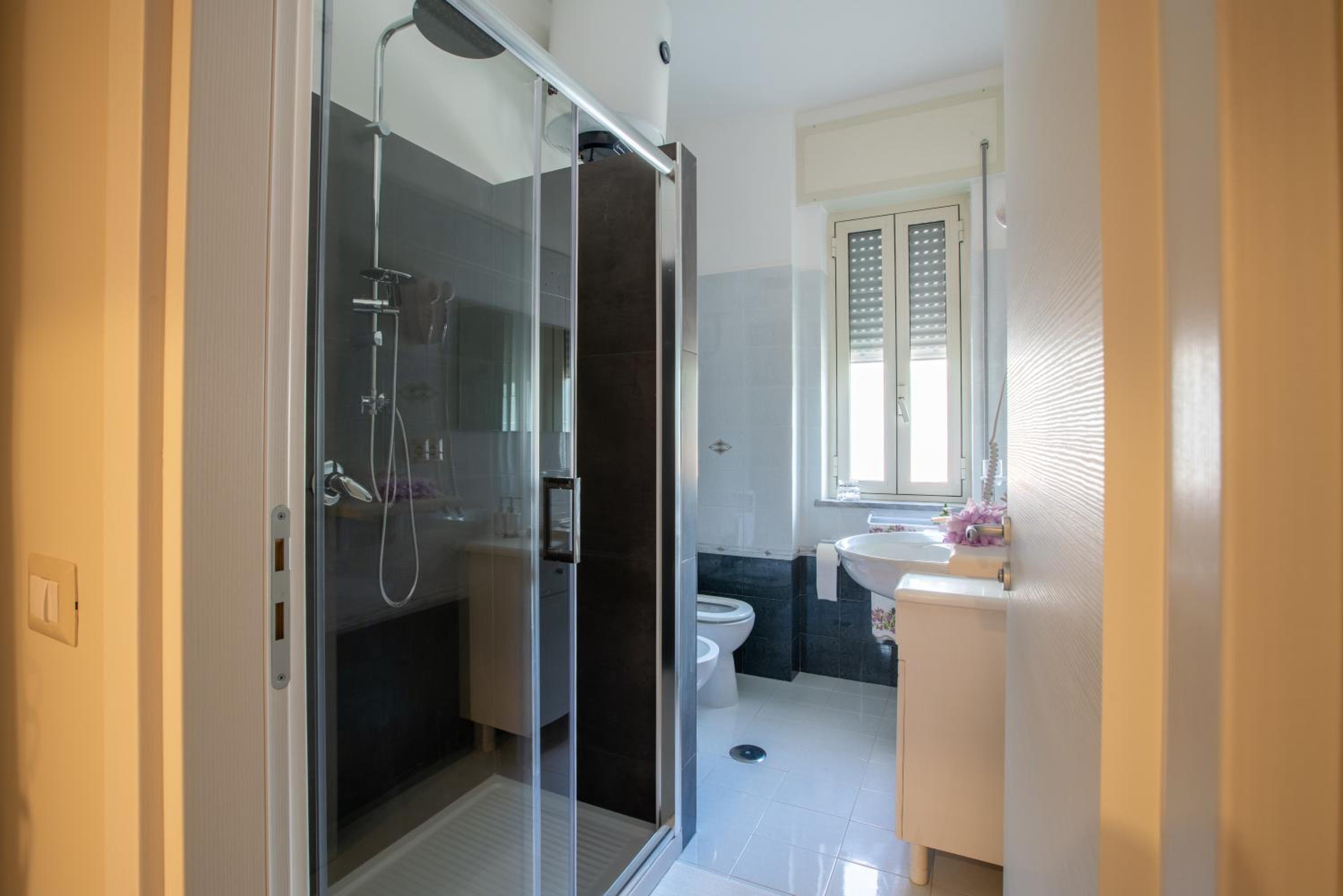 Quadruple Room with Private Bathroom - Photo 5