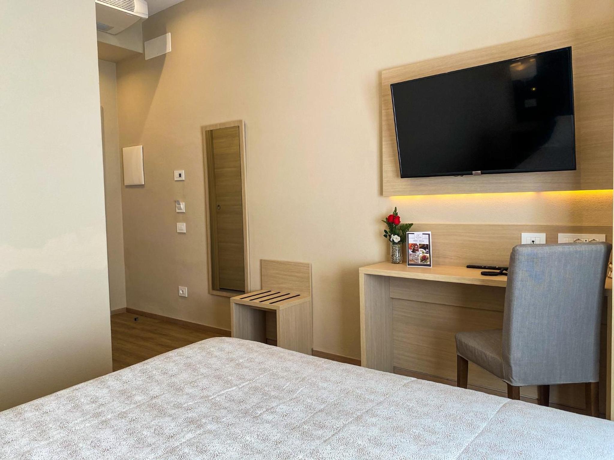 Standard Double Room - Photo 17