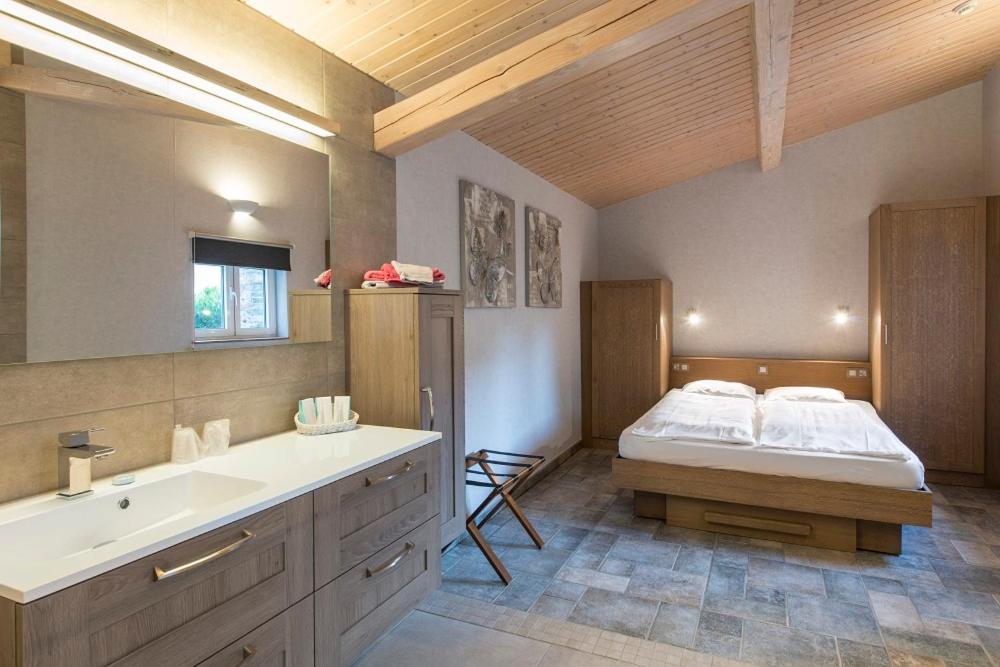 One-Bedroom Apartment with Terrace photo 1