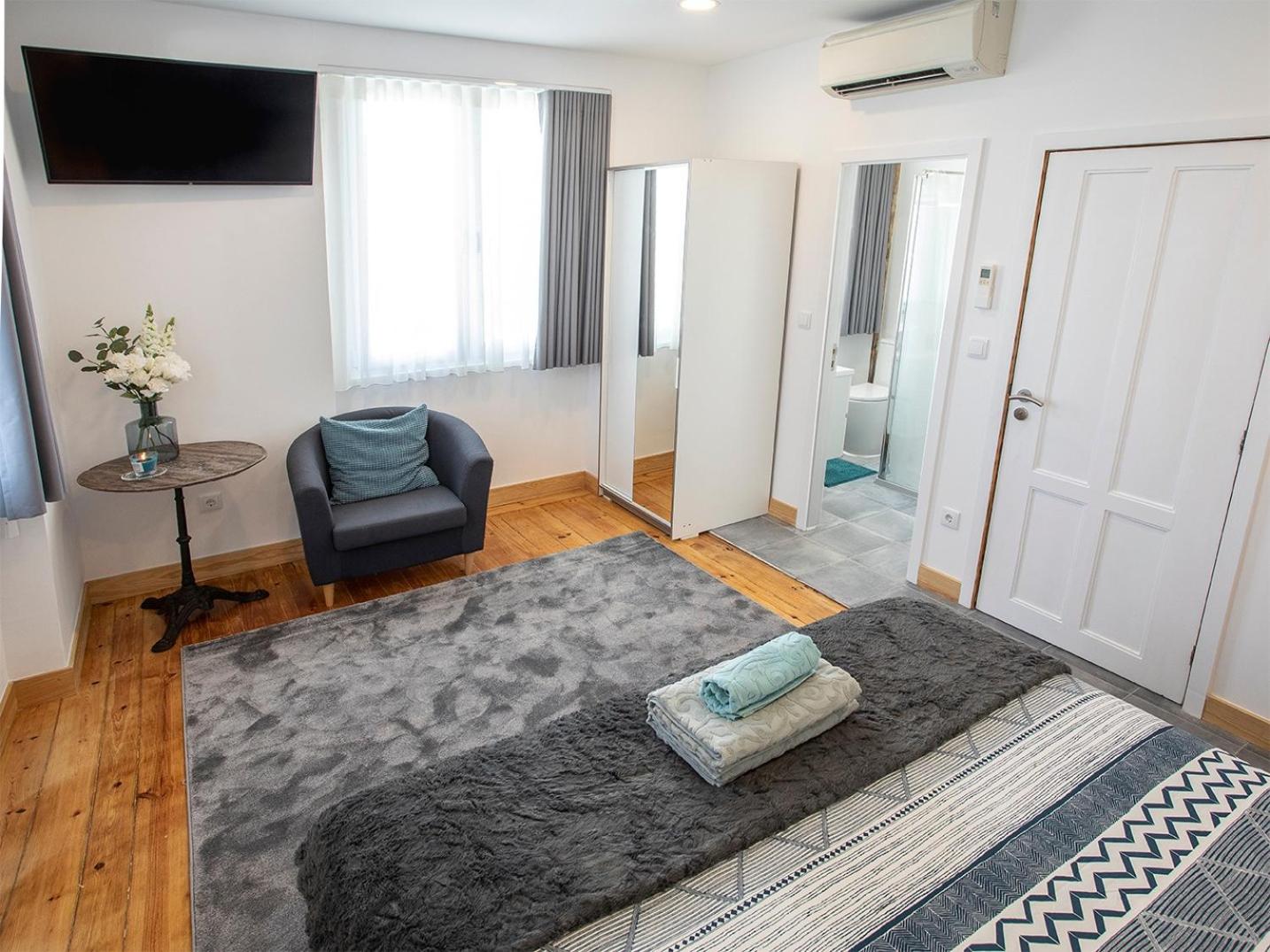 Deluxe King Suite - Photo 10