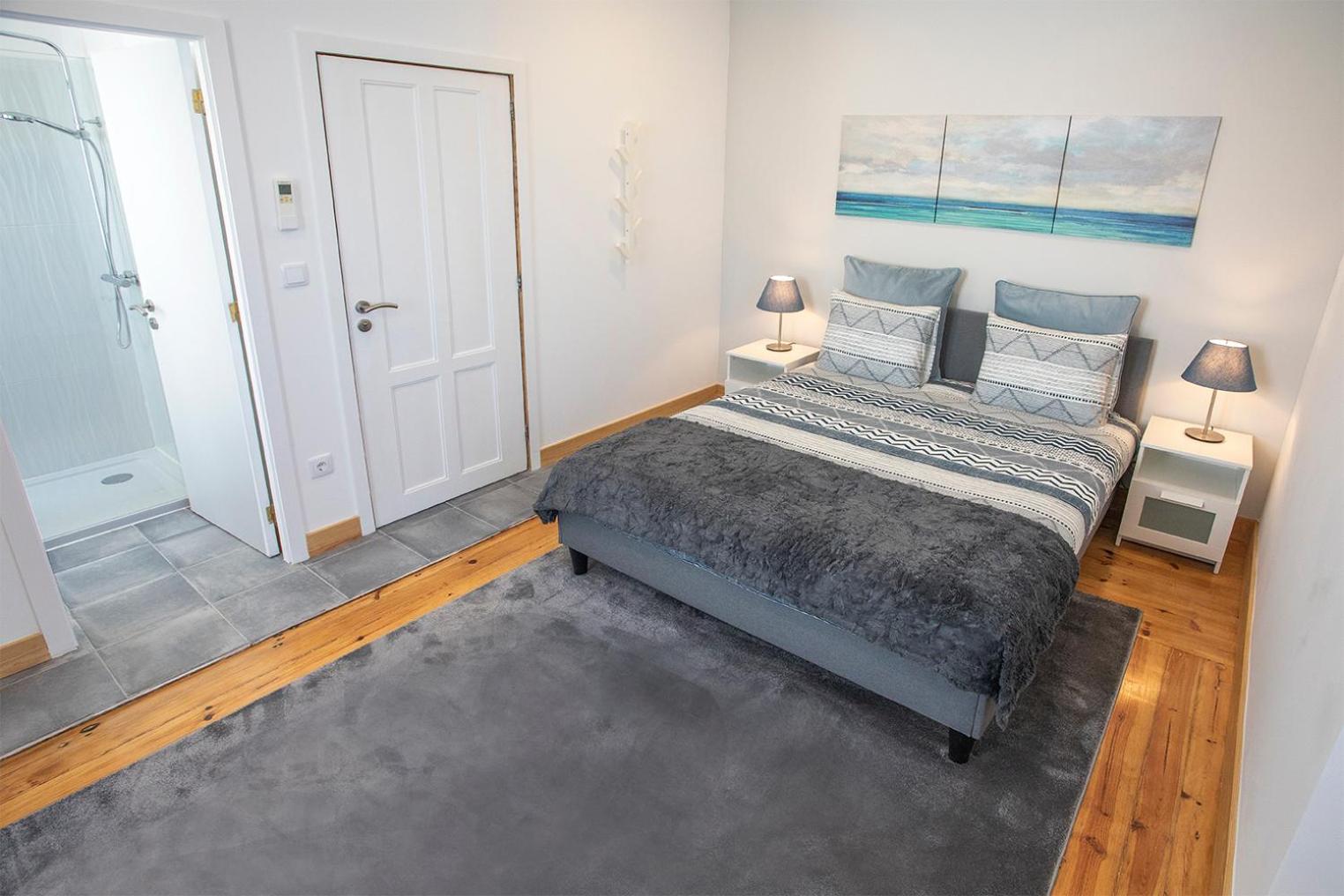 Deluxe King Suite - Photo 11