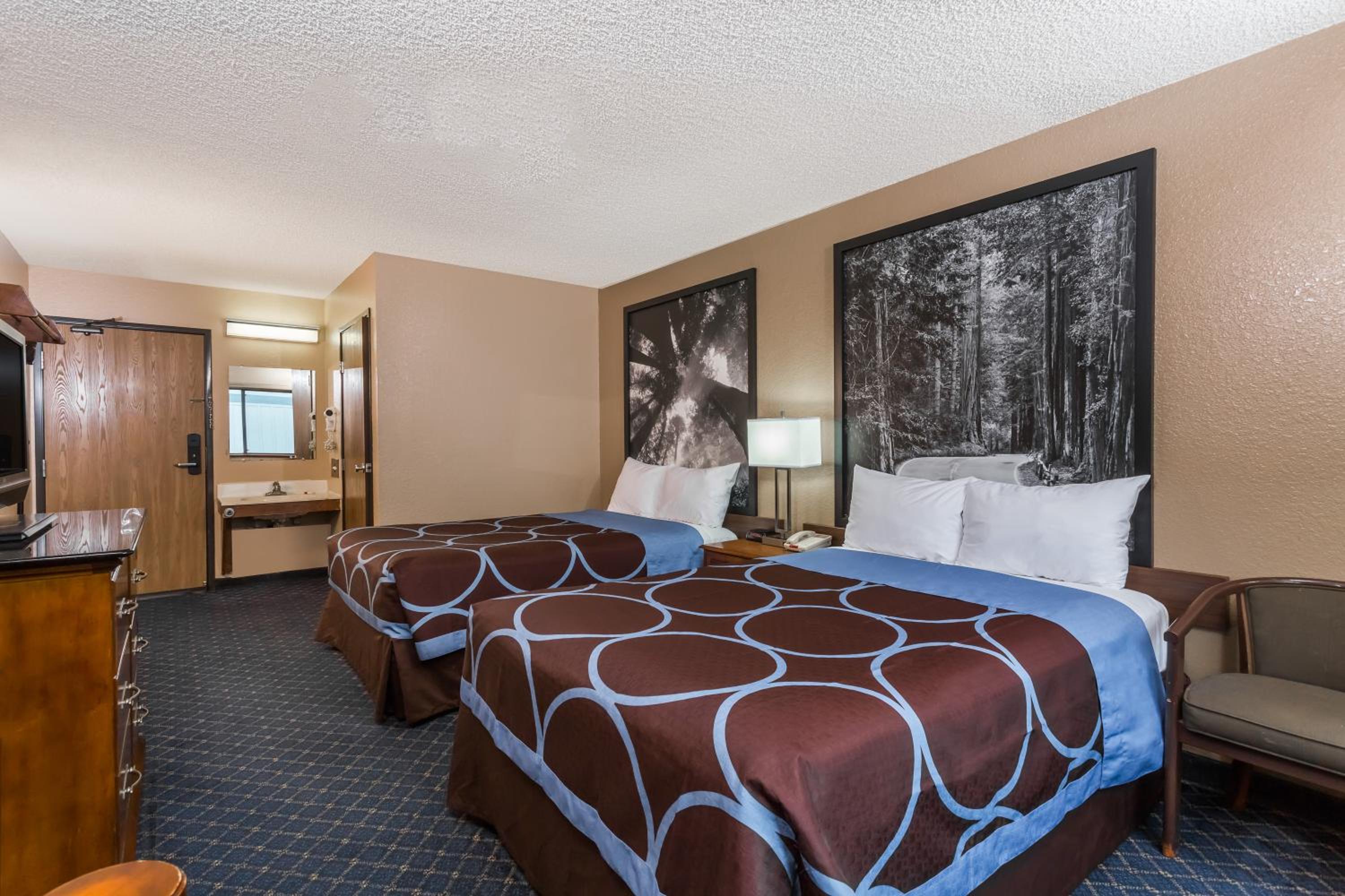 Deluxe Double Room with Two Double Beds - Non-Smoking - Photo 4