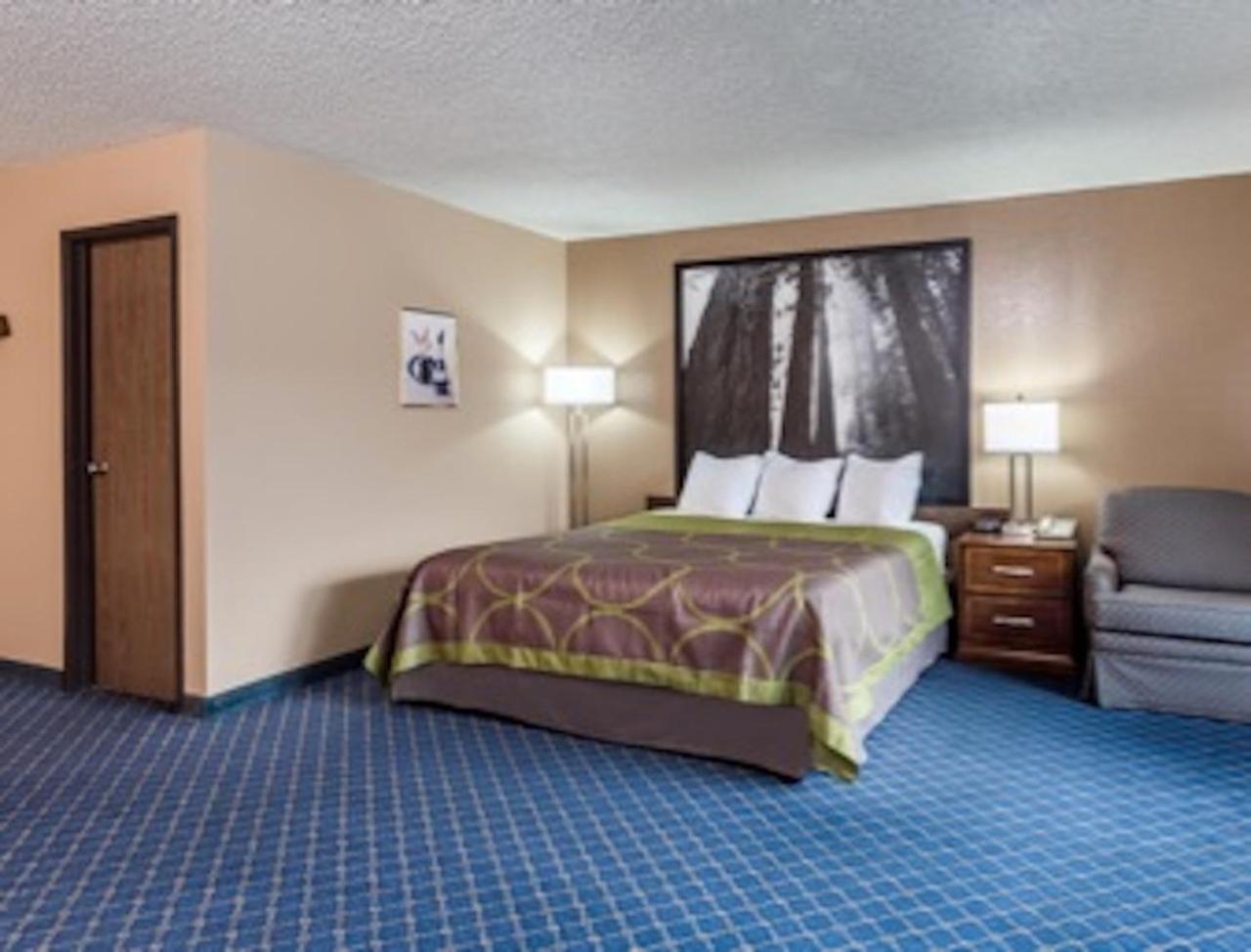 Queen Room - Non-Smoking - Photo 12