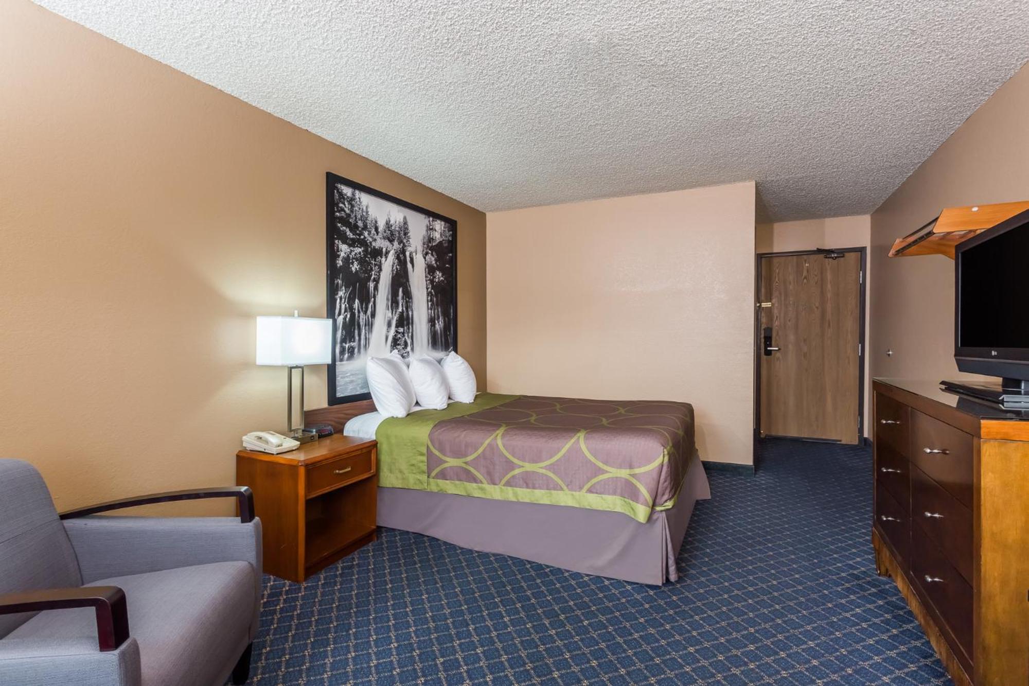 Queen Room - Non-Smoking - Photo 11