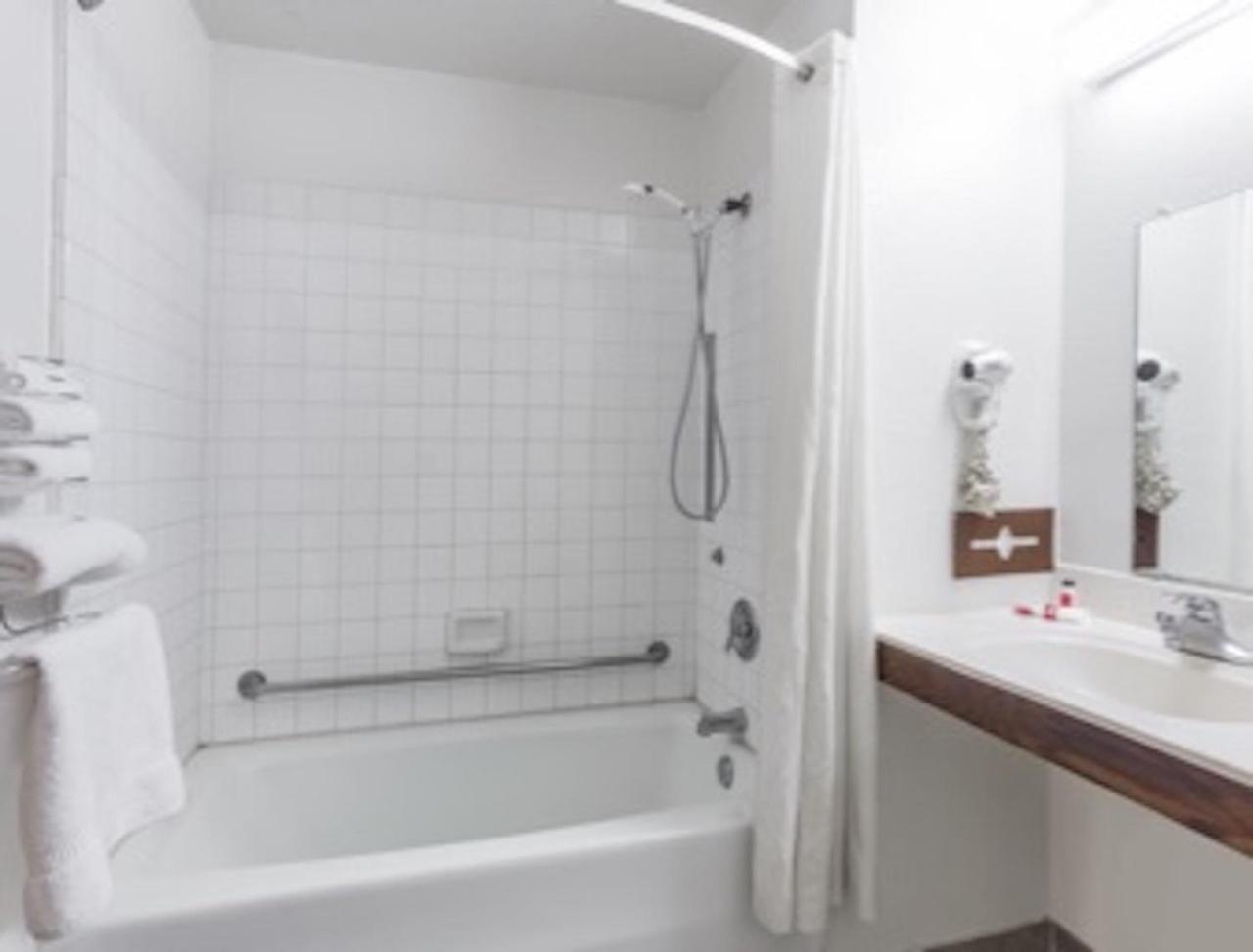 Queen Room - Mobility Access/Non-Smoking - Photo 3