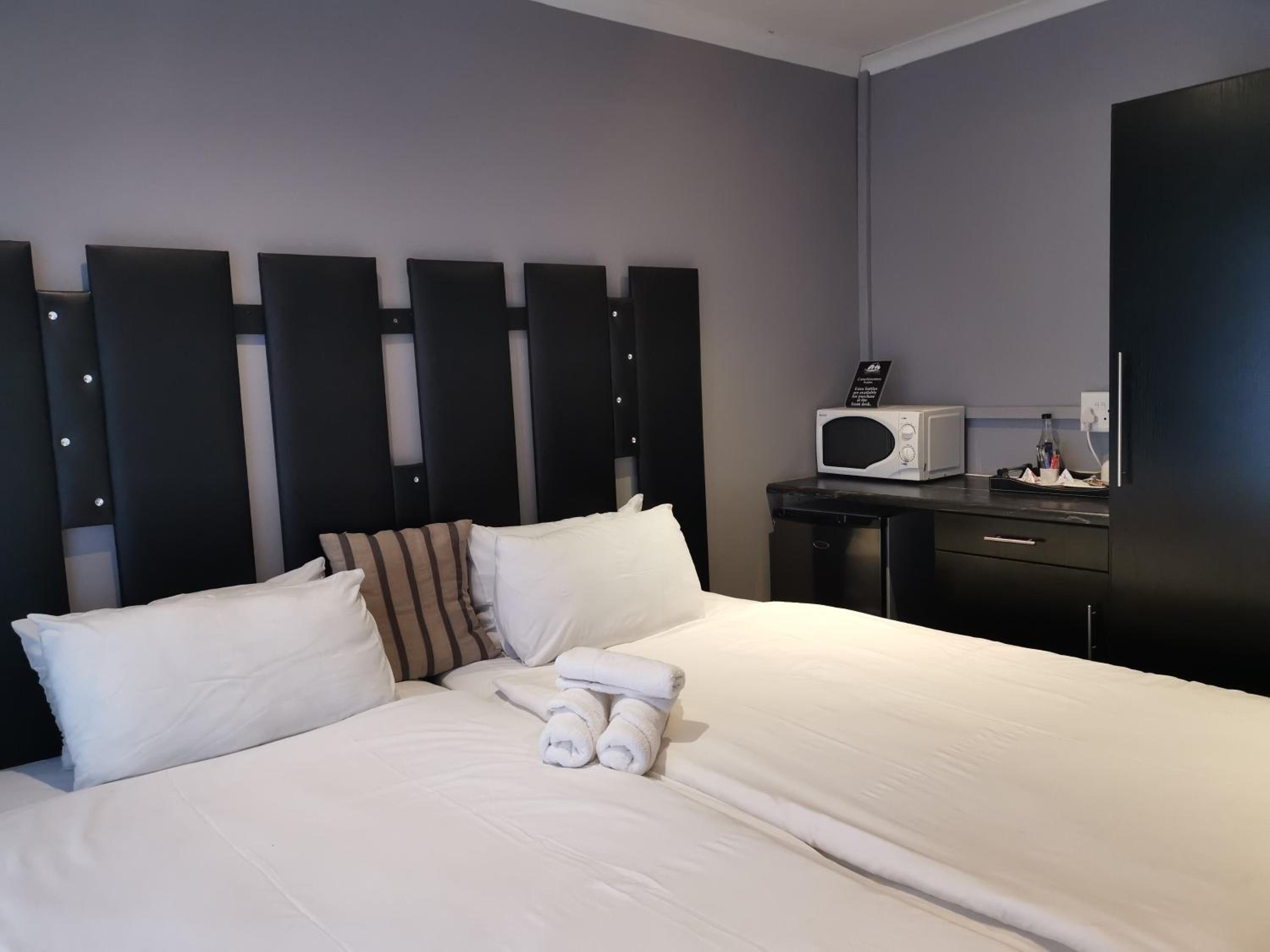 Standard Twin Room with Shared Bathroom photo 1