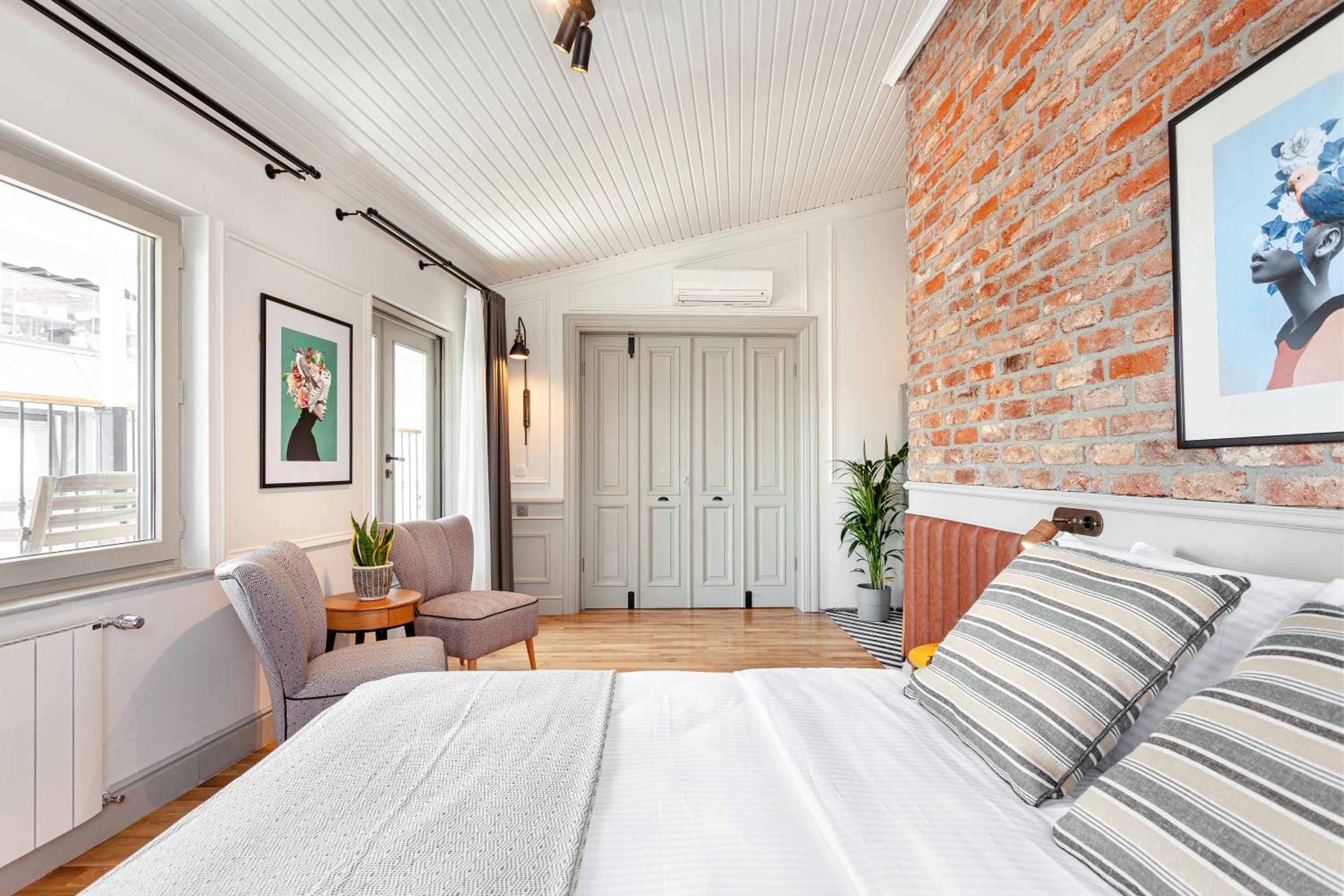 King Suite with Balcony photo 1