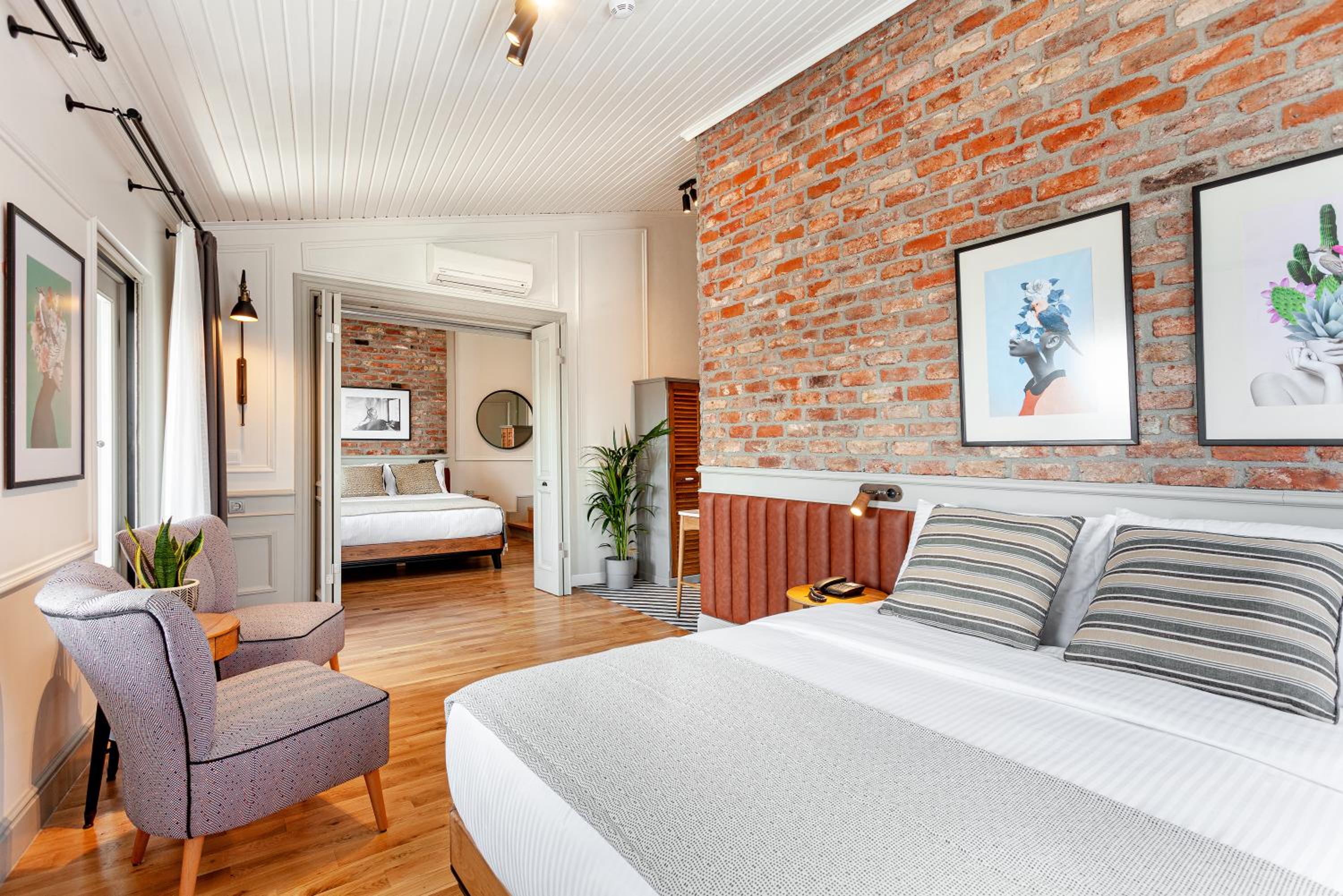 King Suite with Balcony photo 3