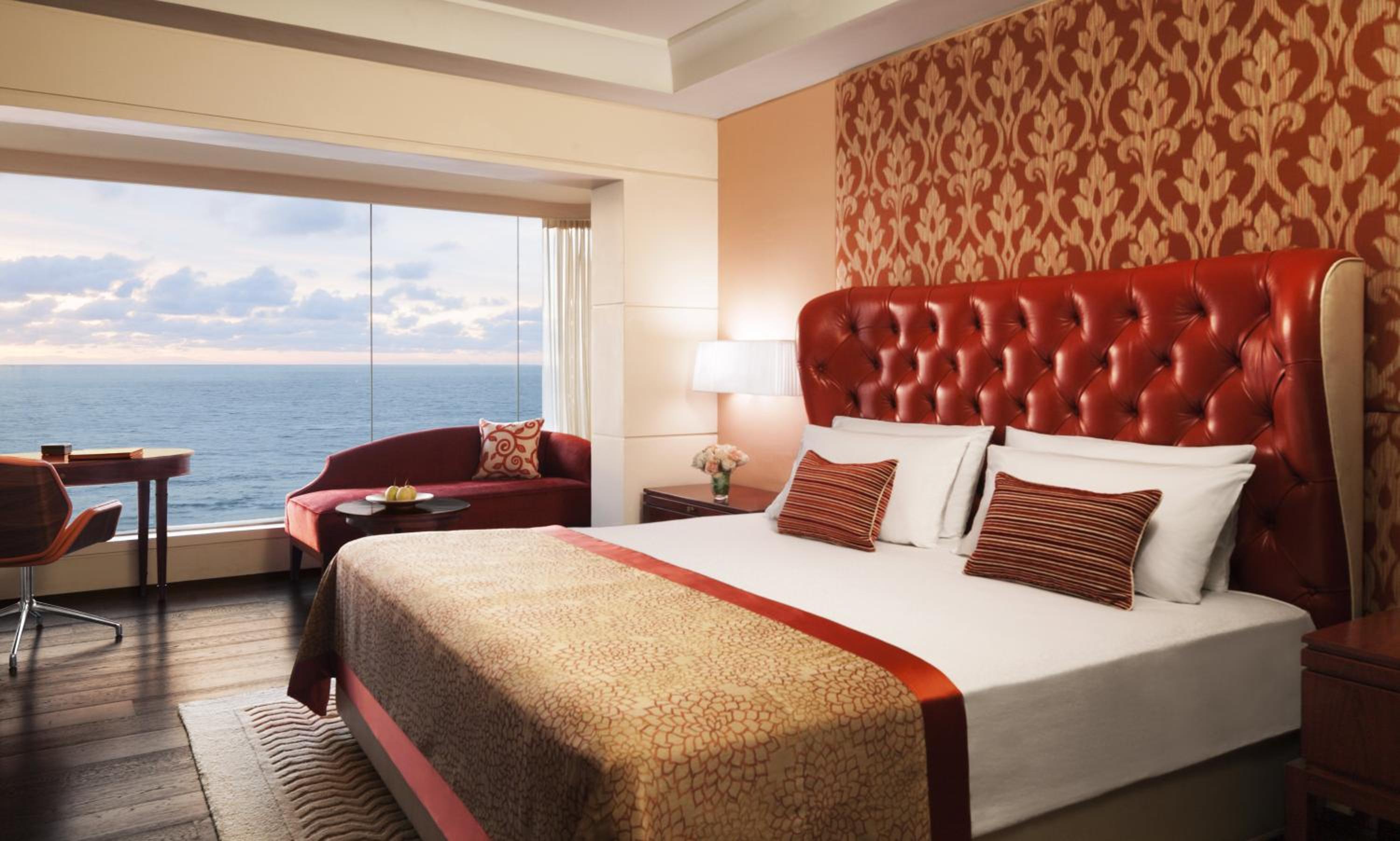 One-Bedroom Deluxe Suite with Ocean View photo 3