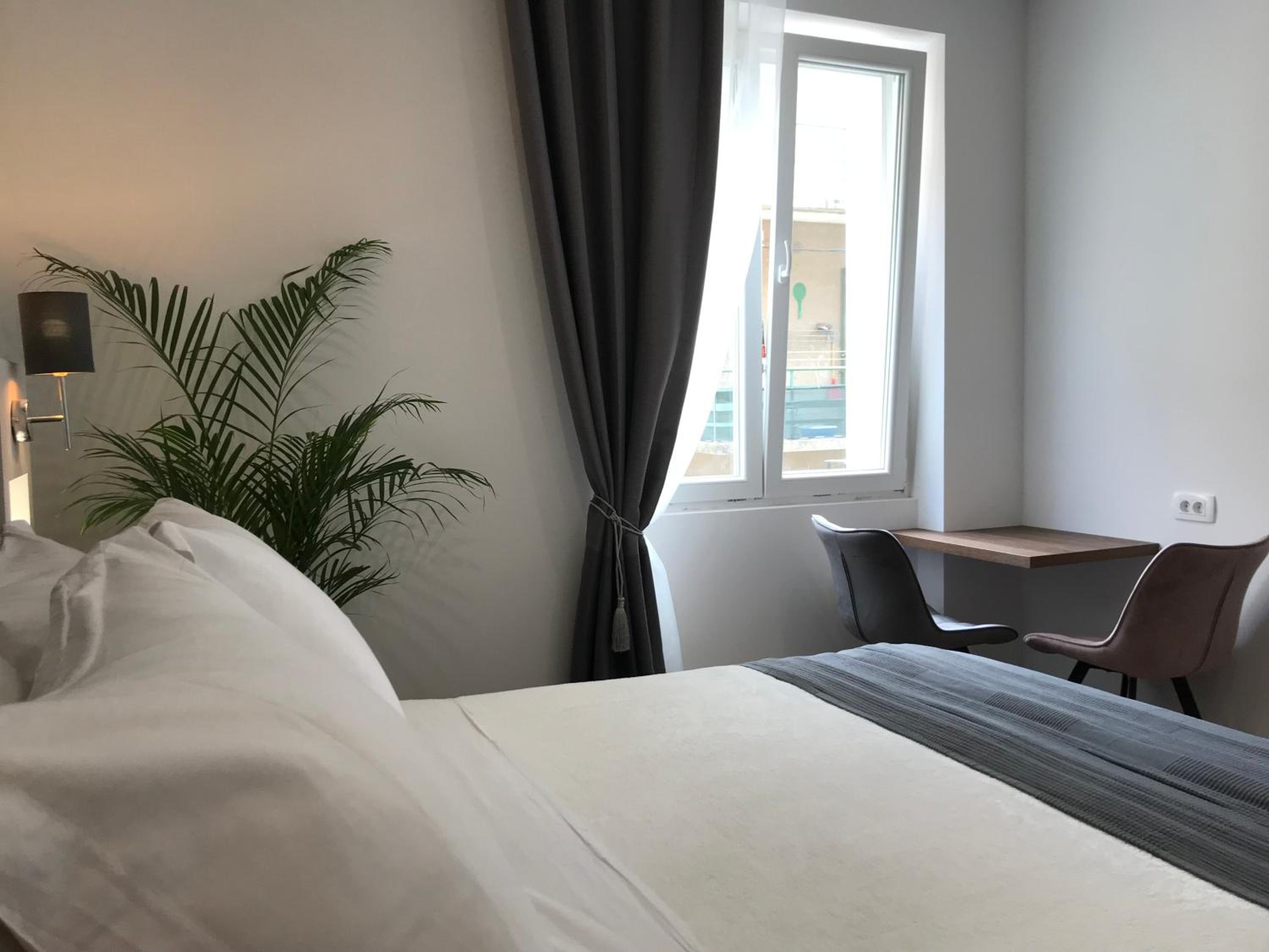 Deluxe Double Room - Photo 10