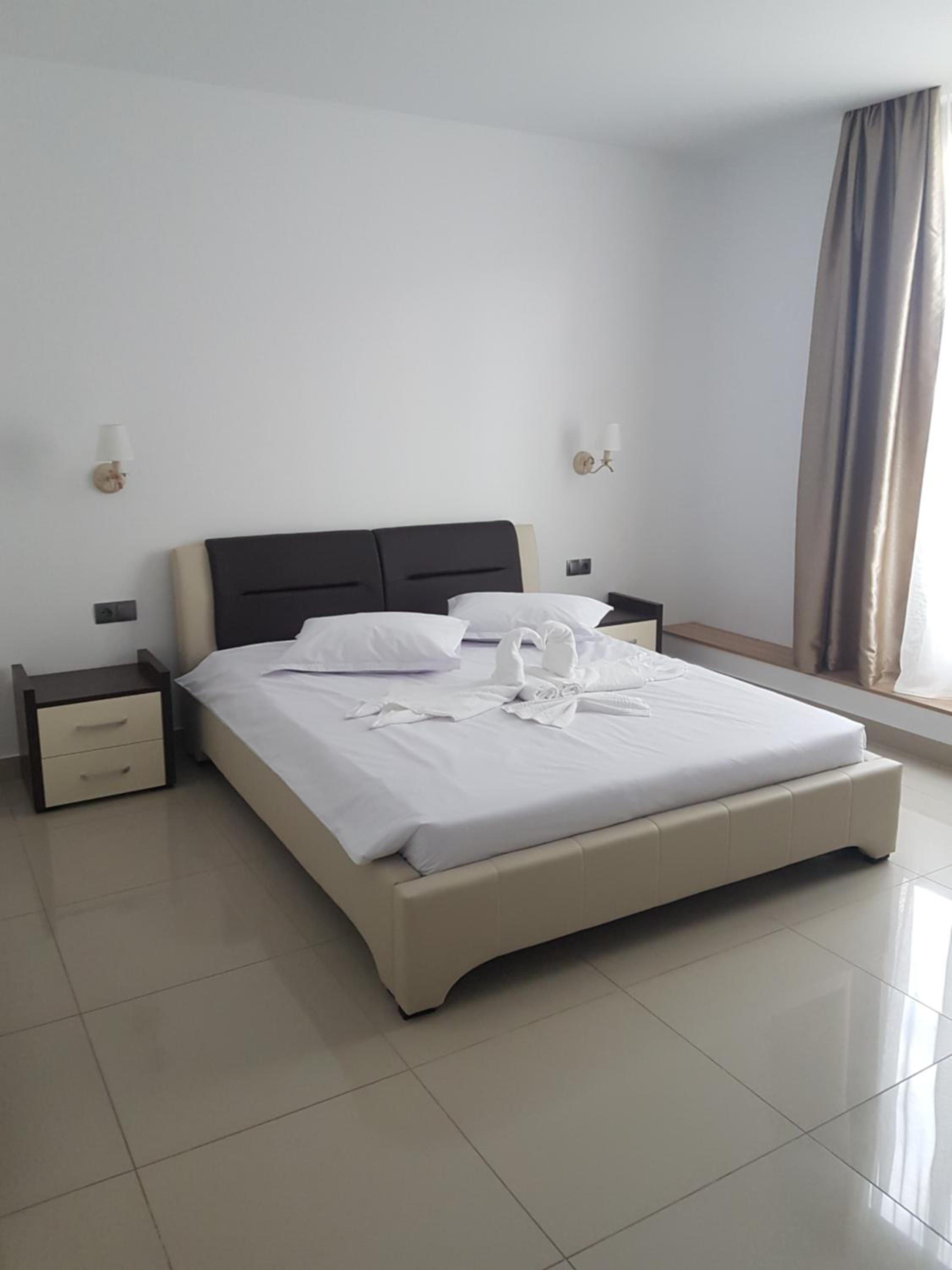 Double Room with Private Bathroom - Photo 9