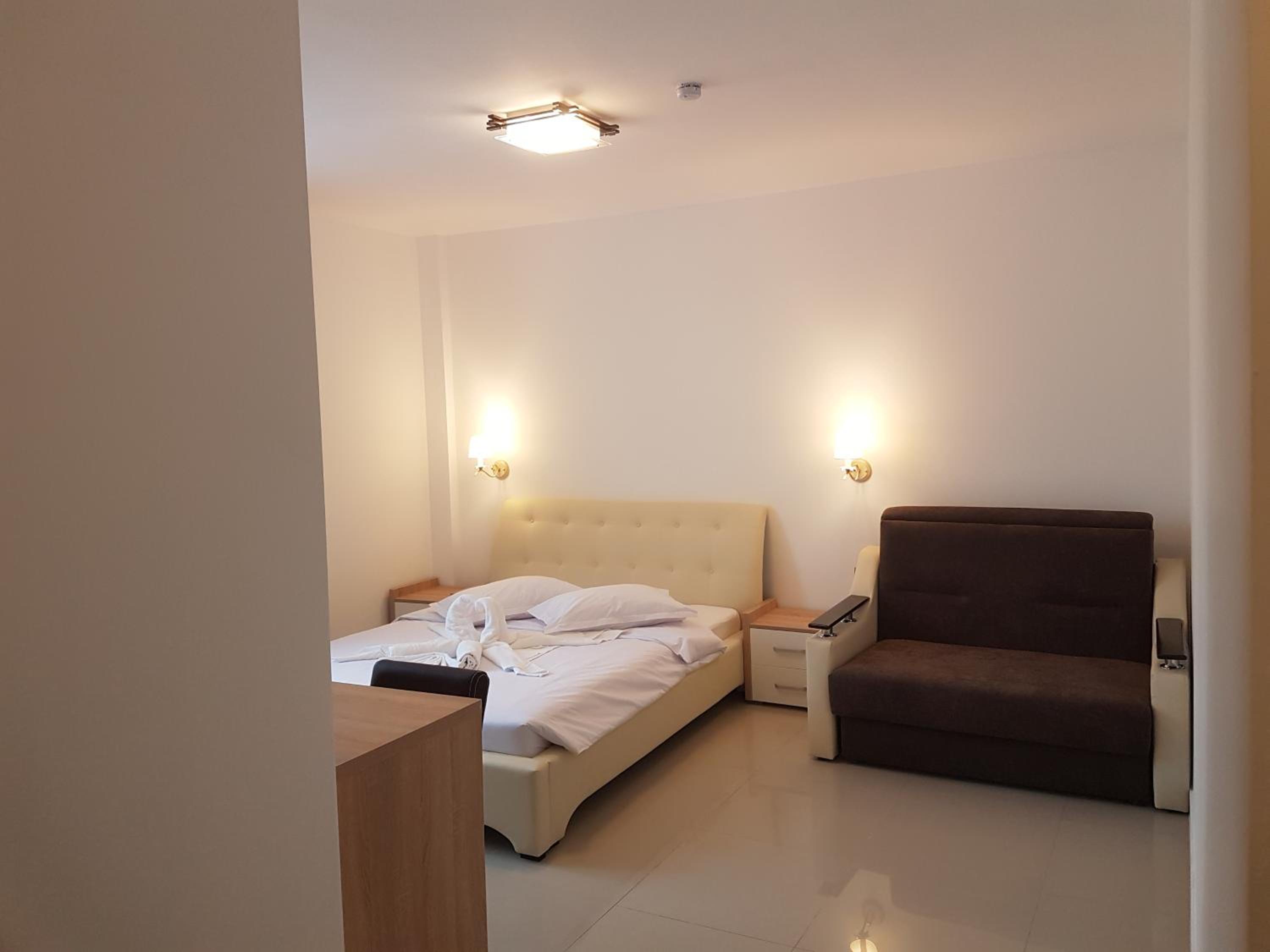 Double Room with Private Bathroom - Photo 7