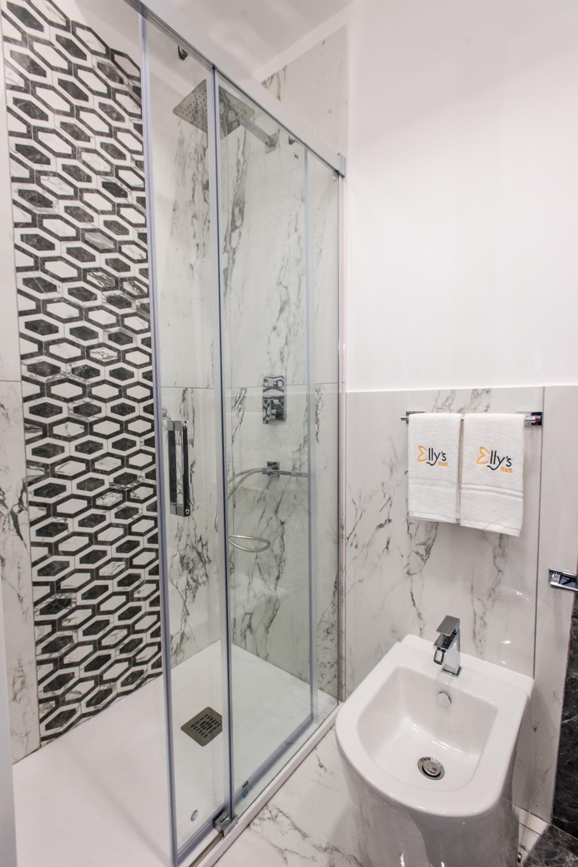 Double Room with Private Bathroom - Photo 3
