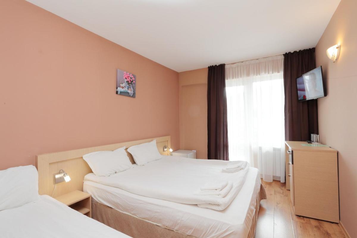 Double Room with Balcony (2 Adults + 1 Child) photo 3