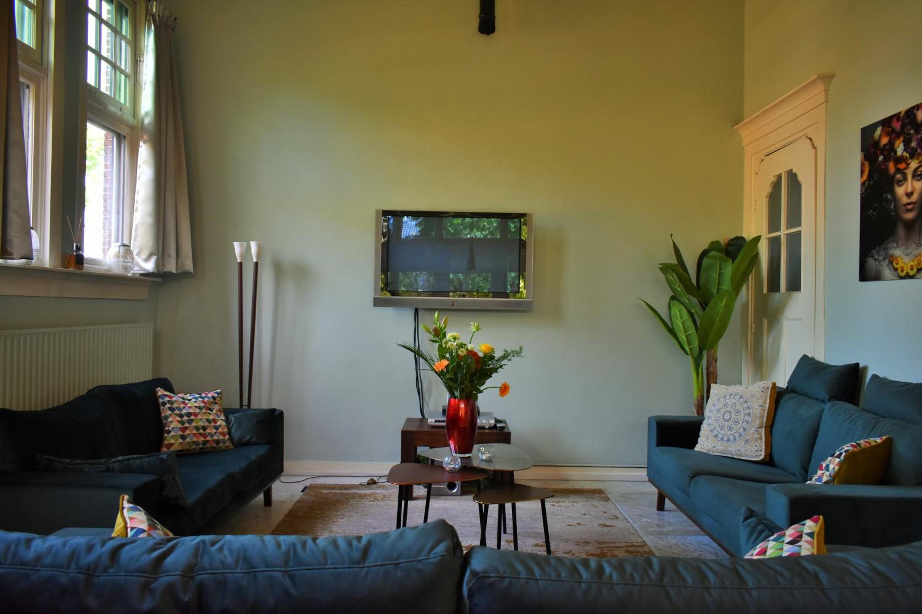 Six-Bedroom House photo 2