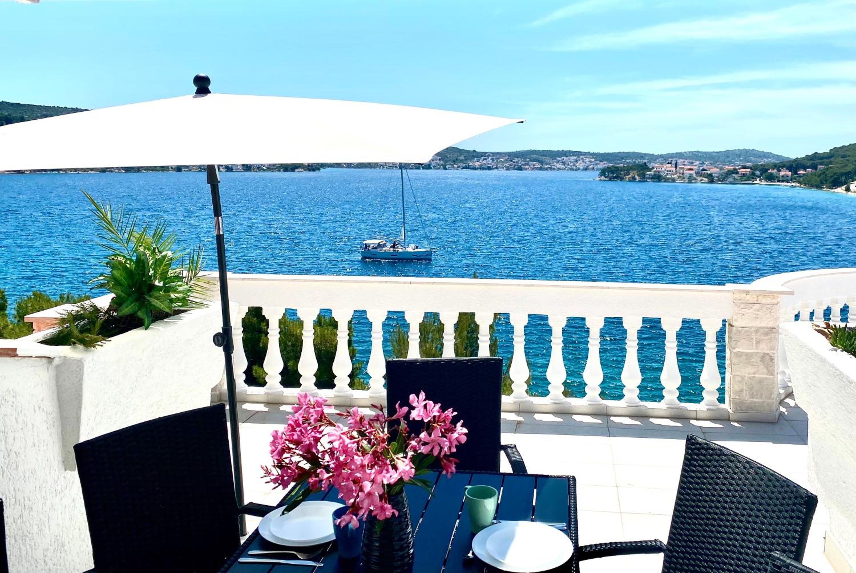Deluxe Suite with Sea View - Photo 23