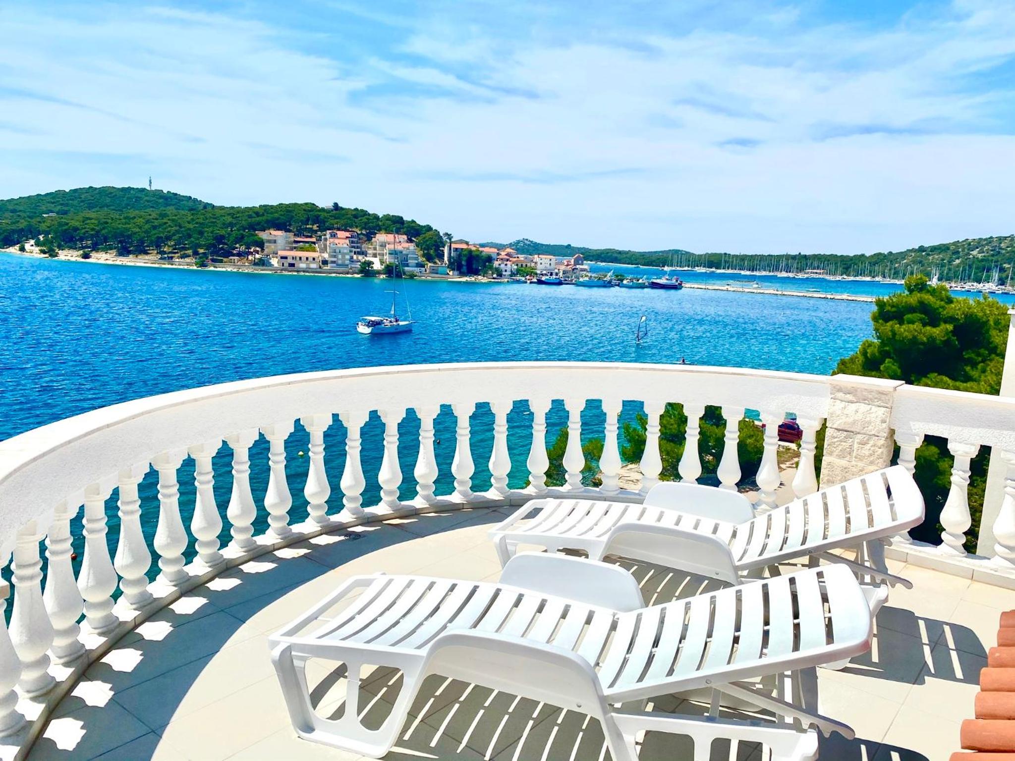 Deluxe Suite with Sea View - Photo 48