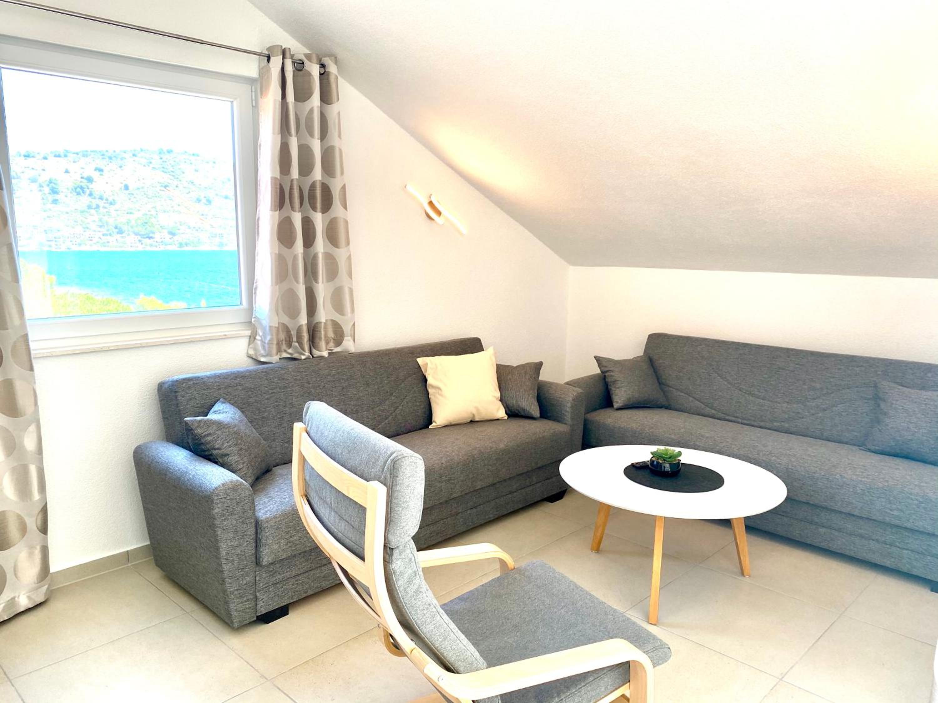 Deluxe Suite with Sea View - Photo 12