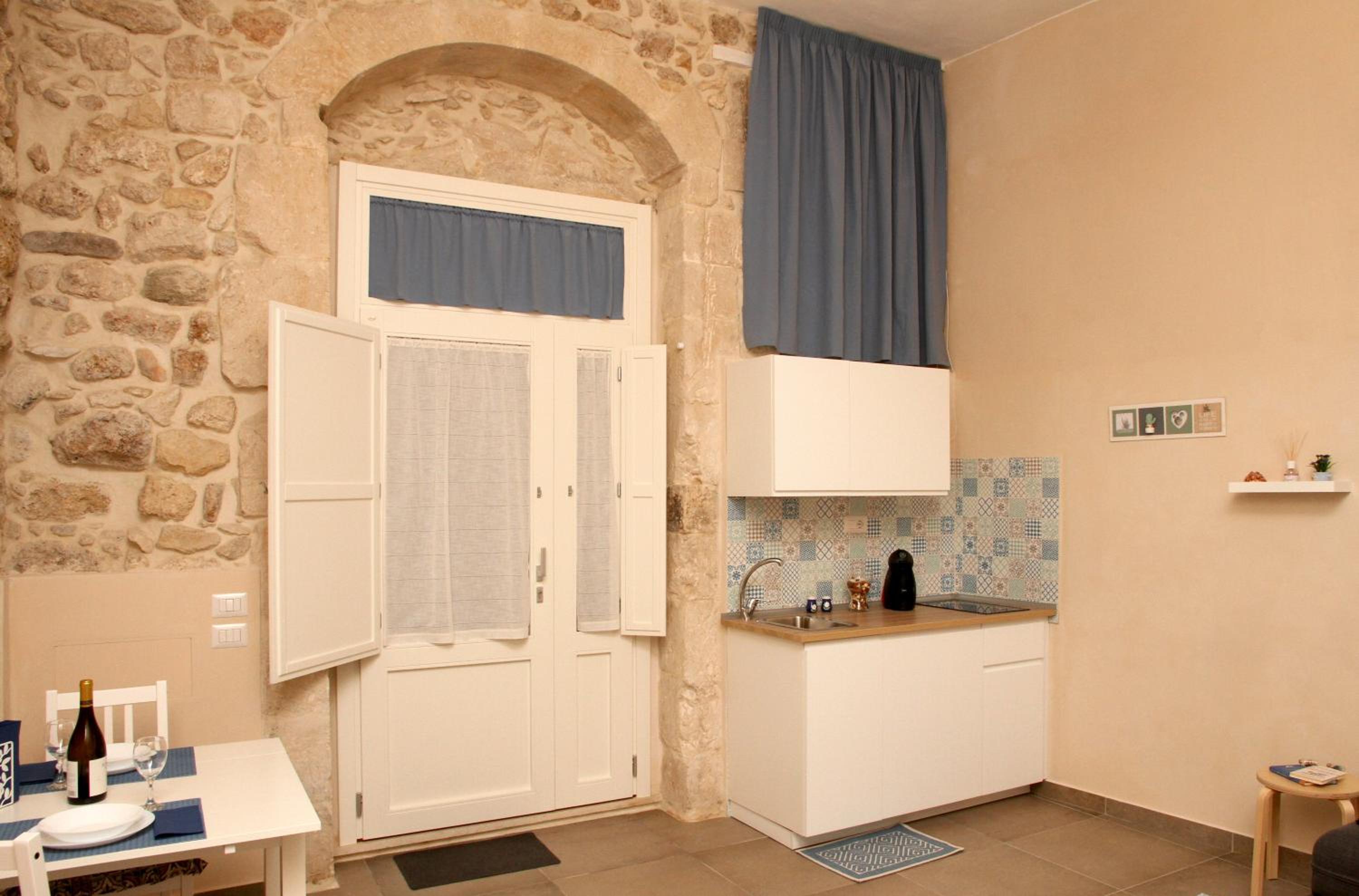 Studio Apartment - Photo 15