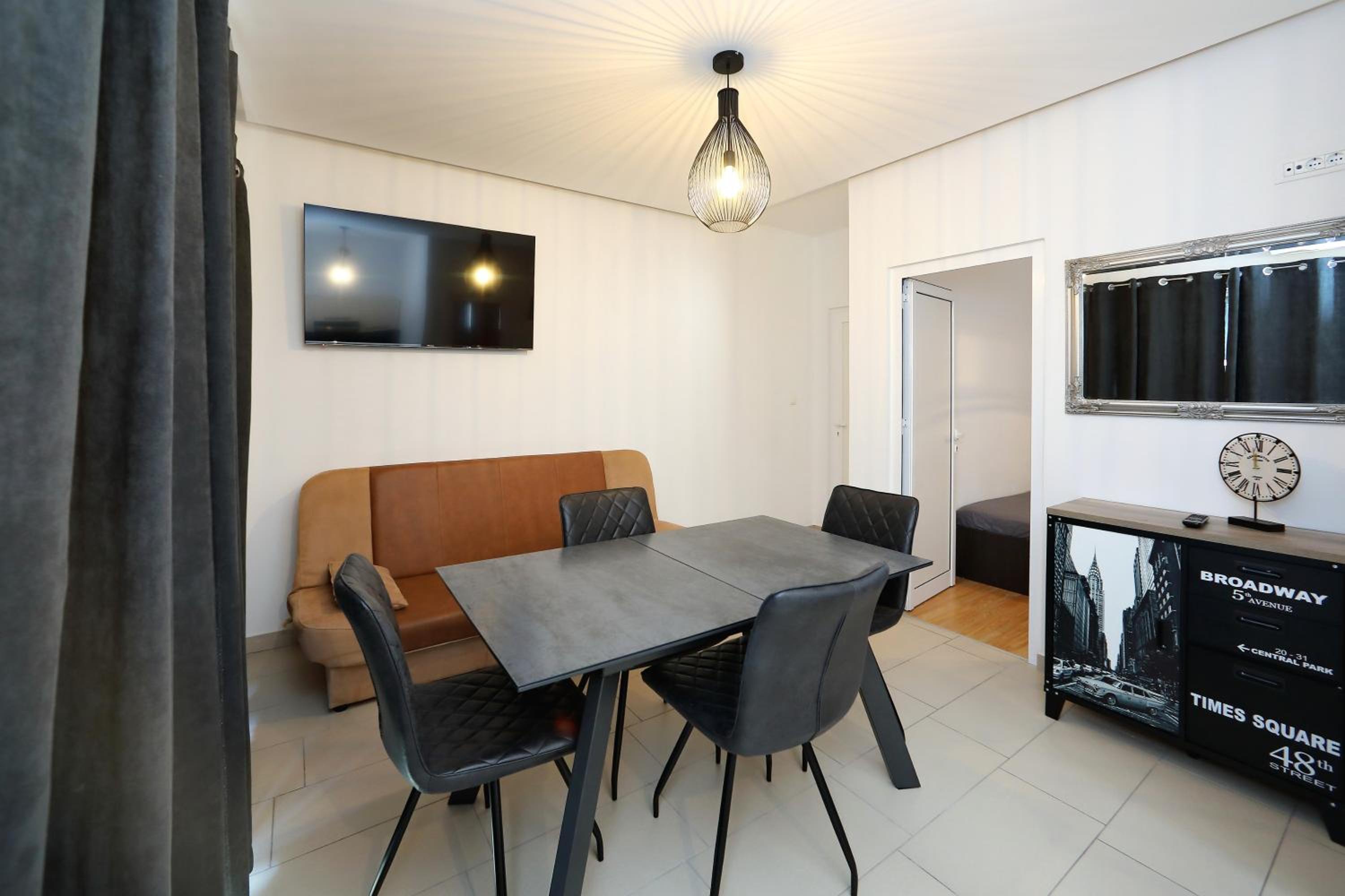One-Bedroom Apartment with Balcony photo 2