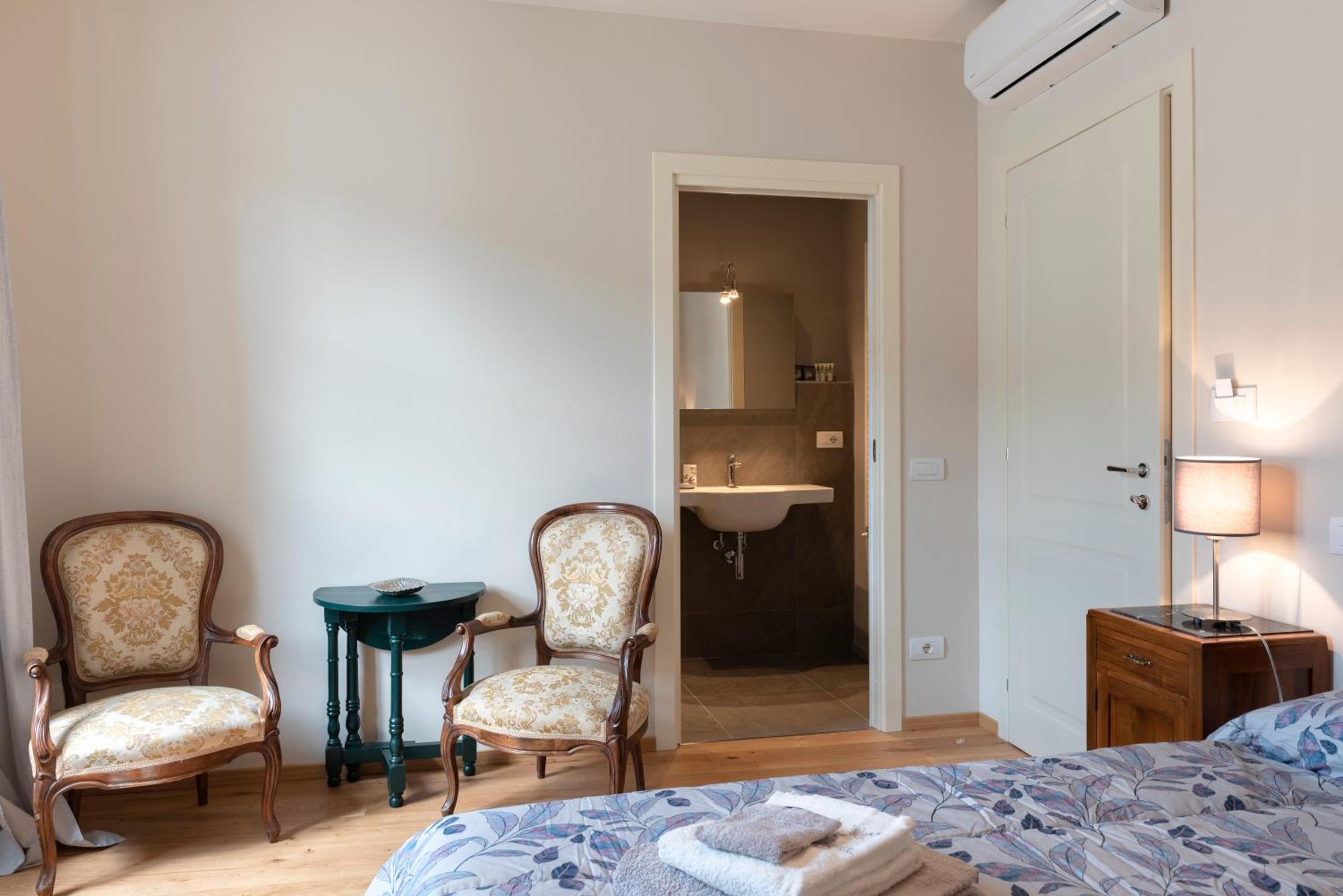 Double Room with Private Bathroom - Photo 8