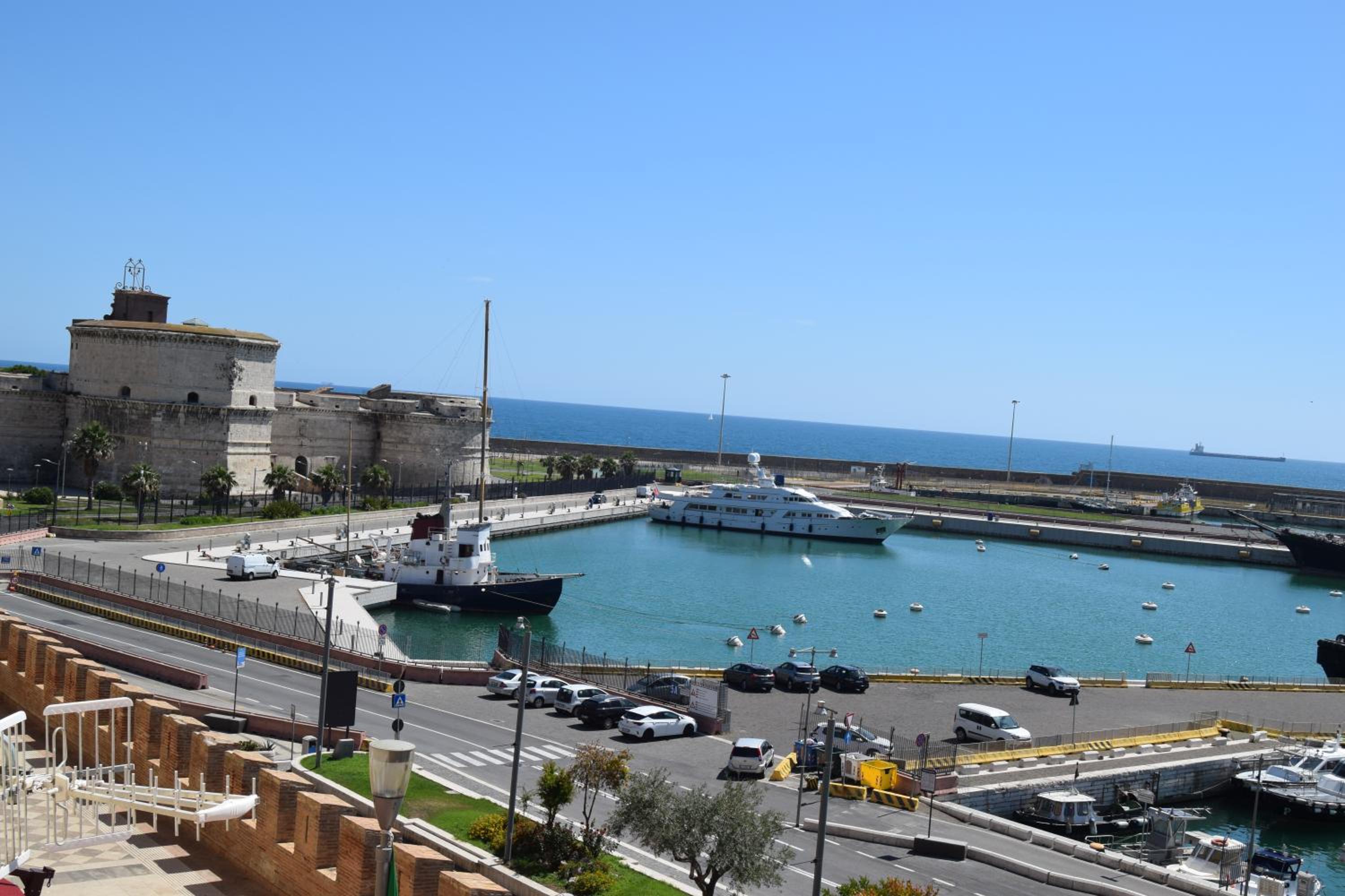 Deluxe Double Room with Balcony and Sea View - Photo 16