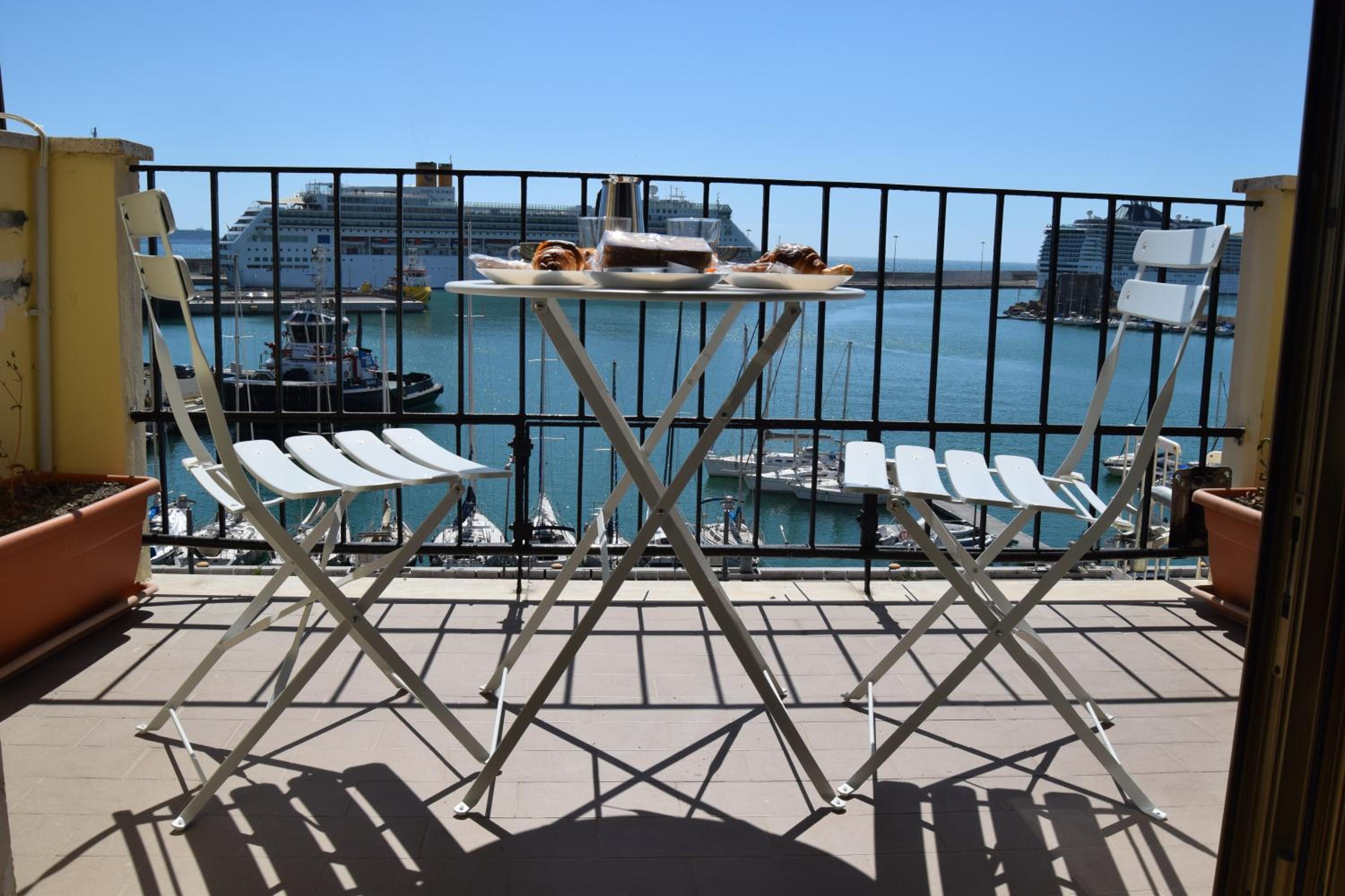 Deluxe Double Room with Balcony and Sea View - Photo 14