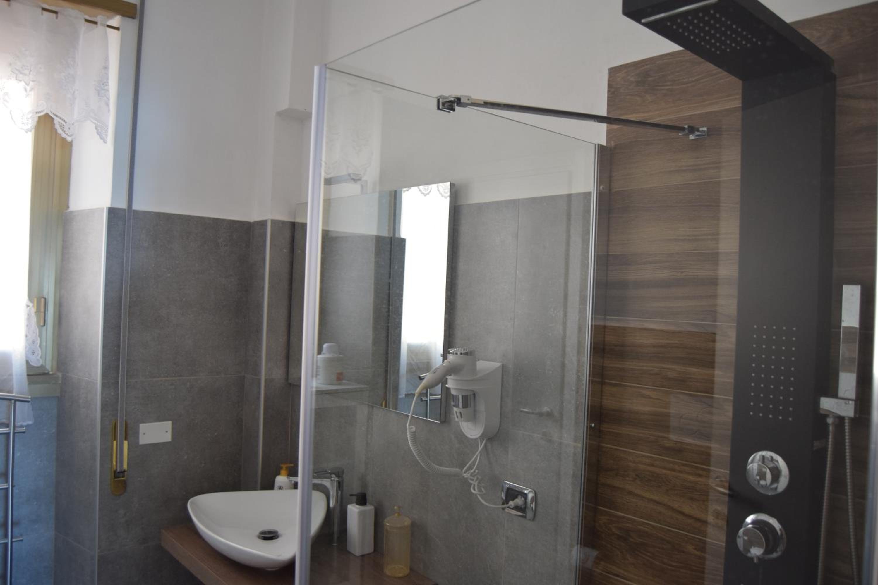 Deluxe Double Room with Balcony and Sea View - Photo 19