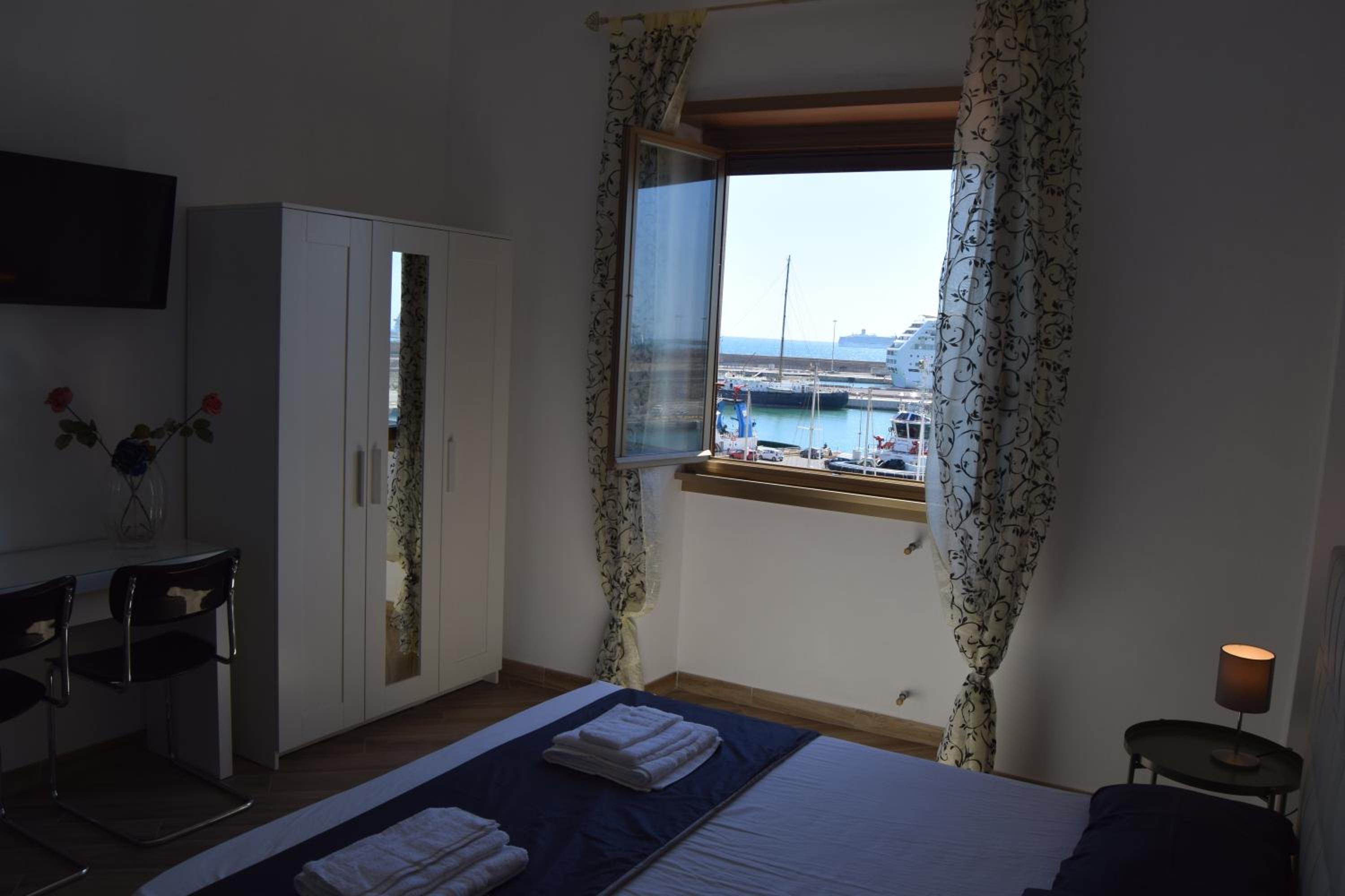 Deluxe Double Room with Sea View - Photo 4