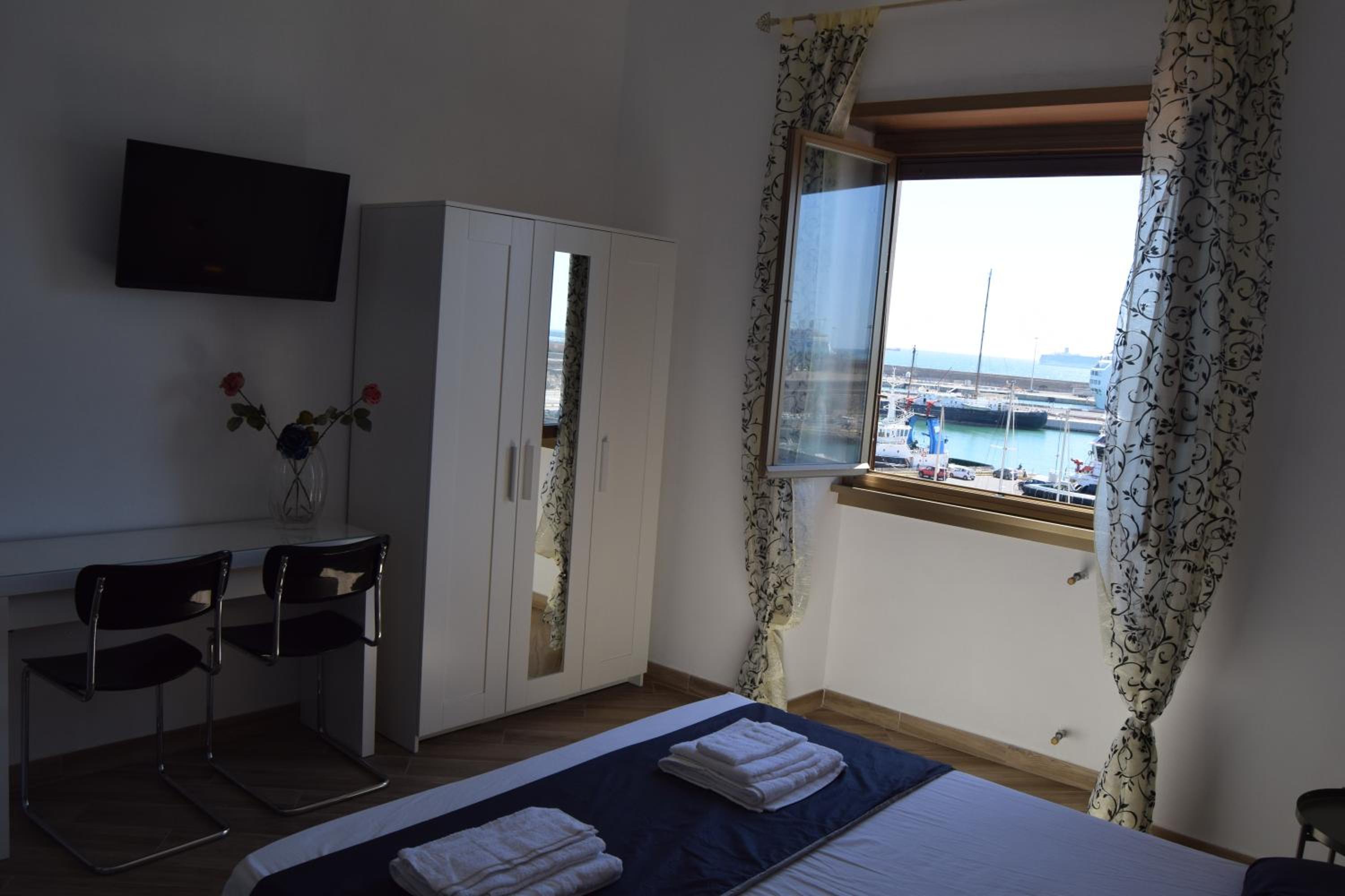 Deluxe Double Room with Sea View - Photo 3