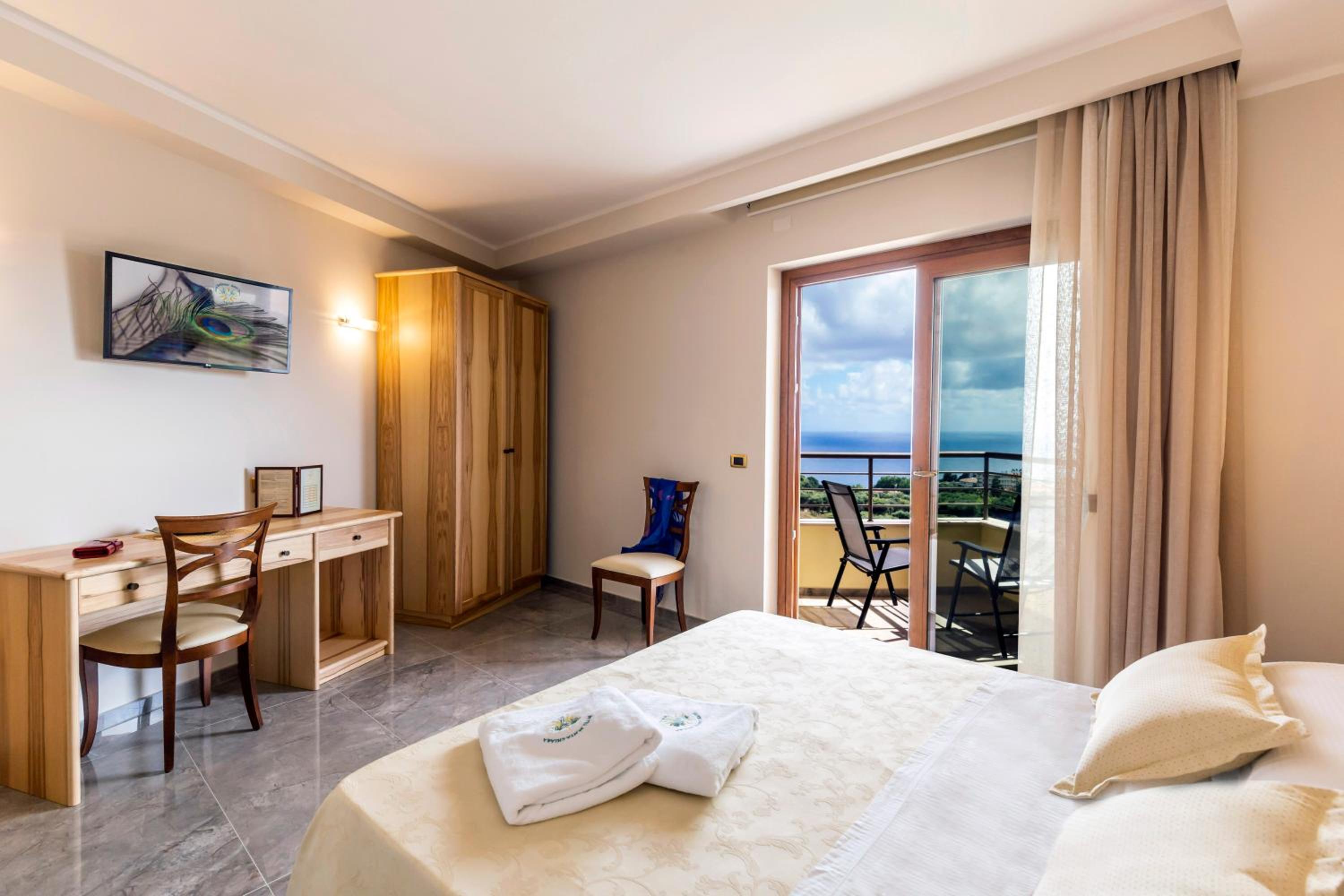 Deluxe Double Room with Sea View - Photo 1