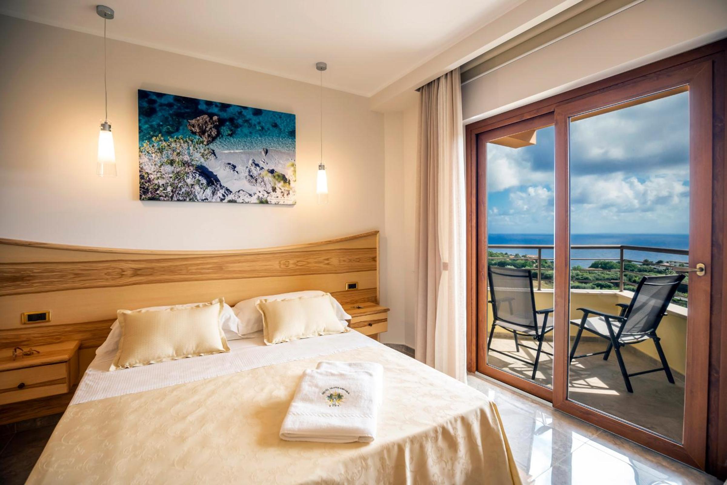 Superior Double or Twin Room with Sea View - Photo 3