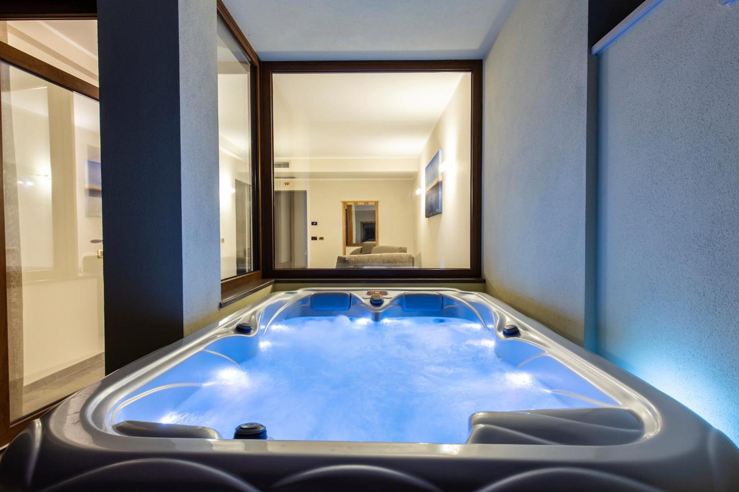 Deluxe Suite with Spa Bath photo 3