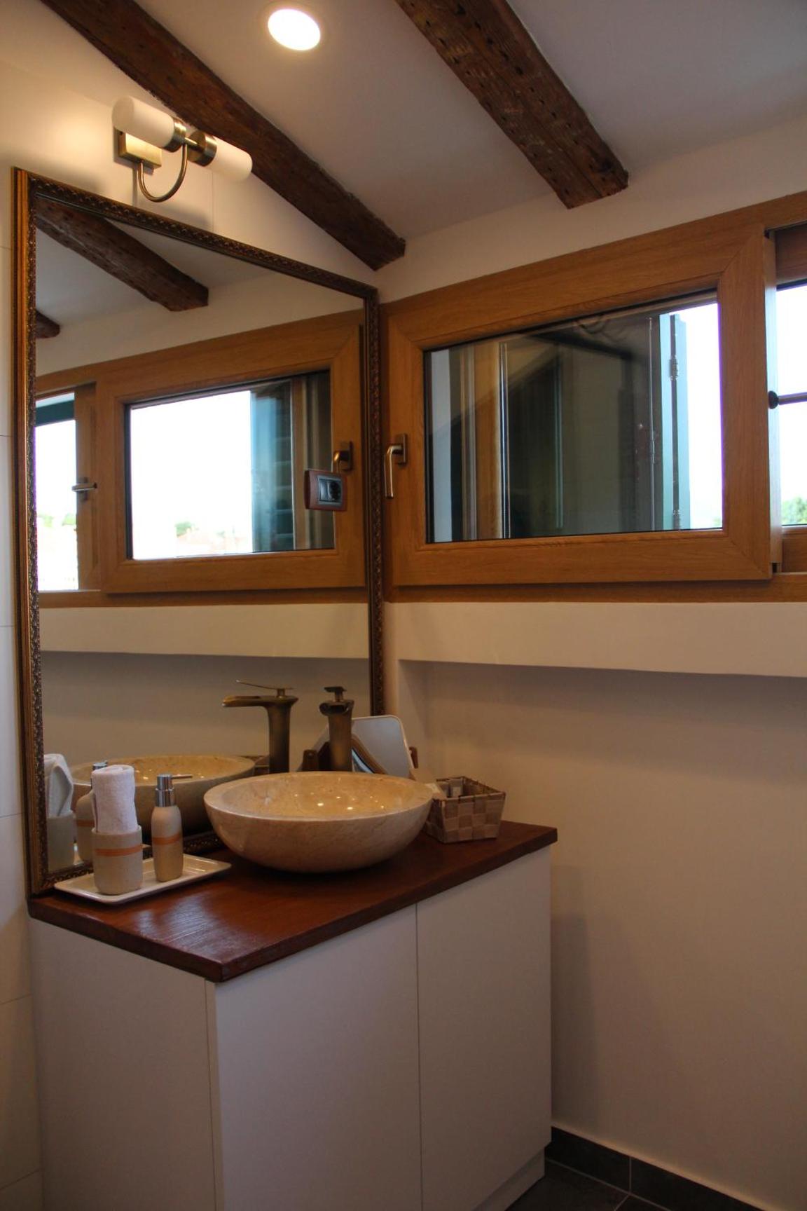 Deluxe King Room - Photo 4
