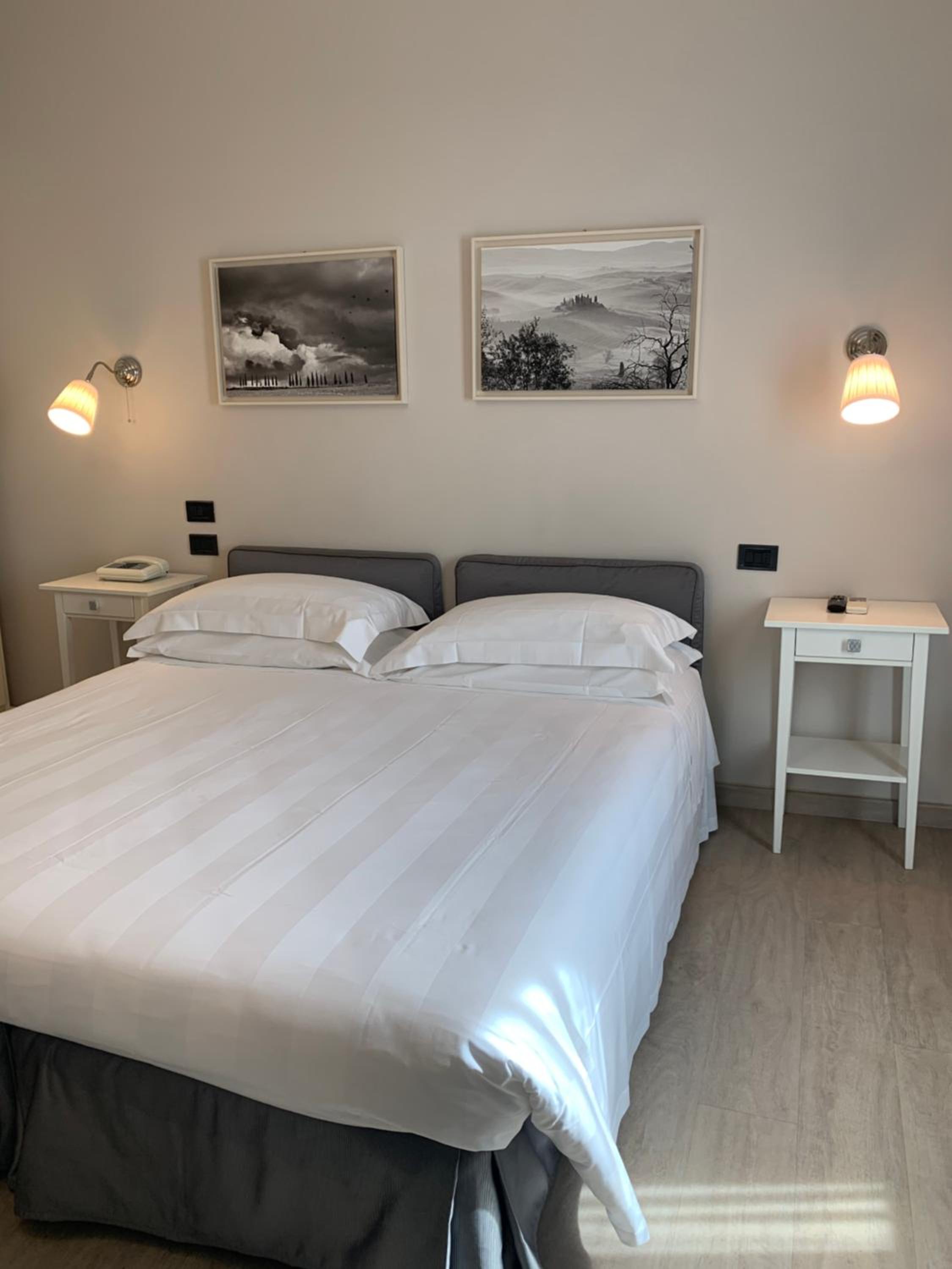 Double or Twin Room with City View - Photo 14