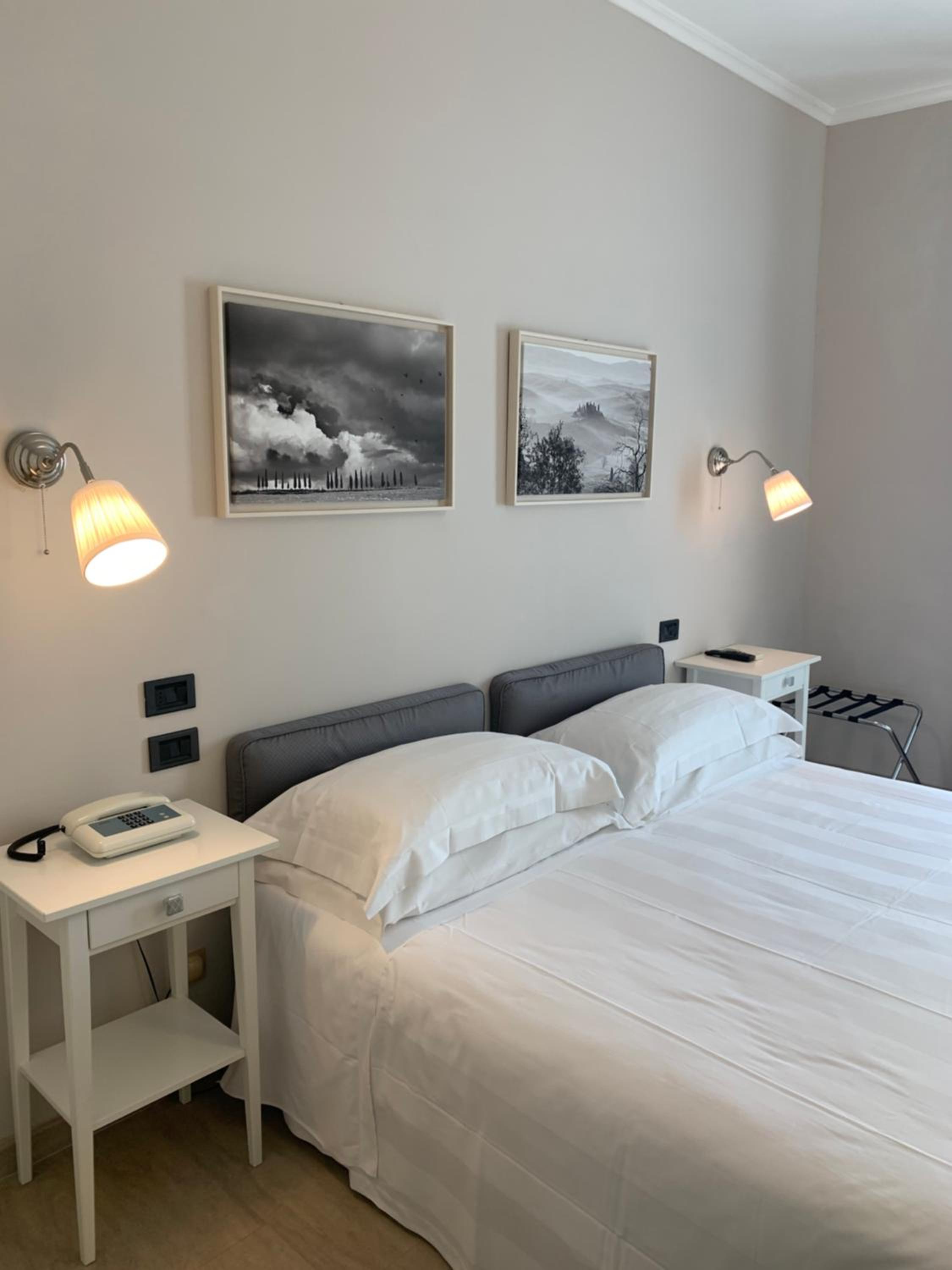 Double or Twin Room with City View - Photo 15