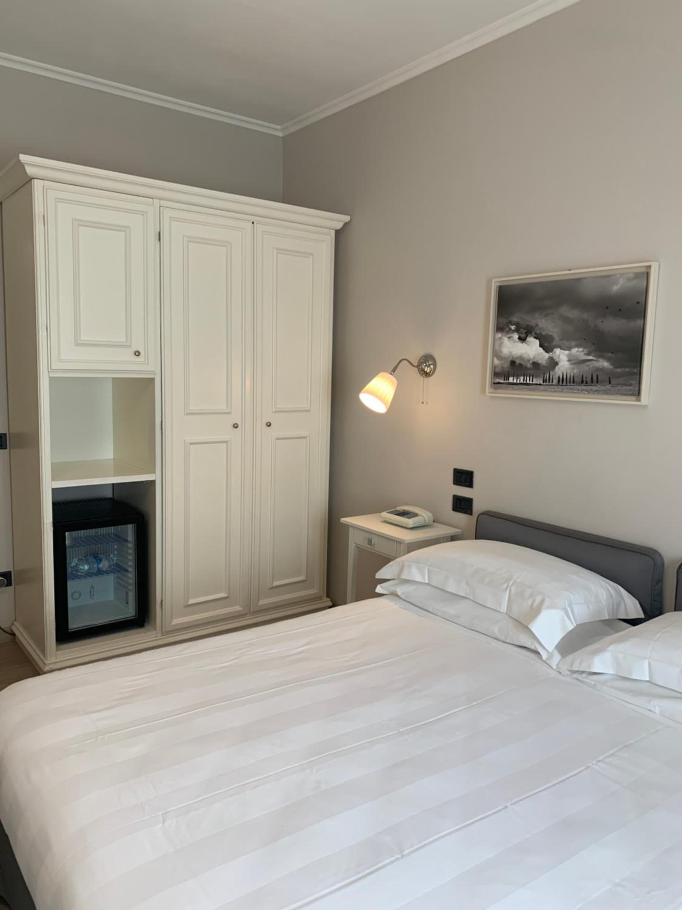 Double or Twin Room with City View - Photo 16