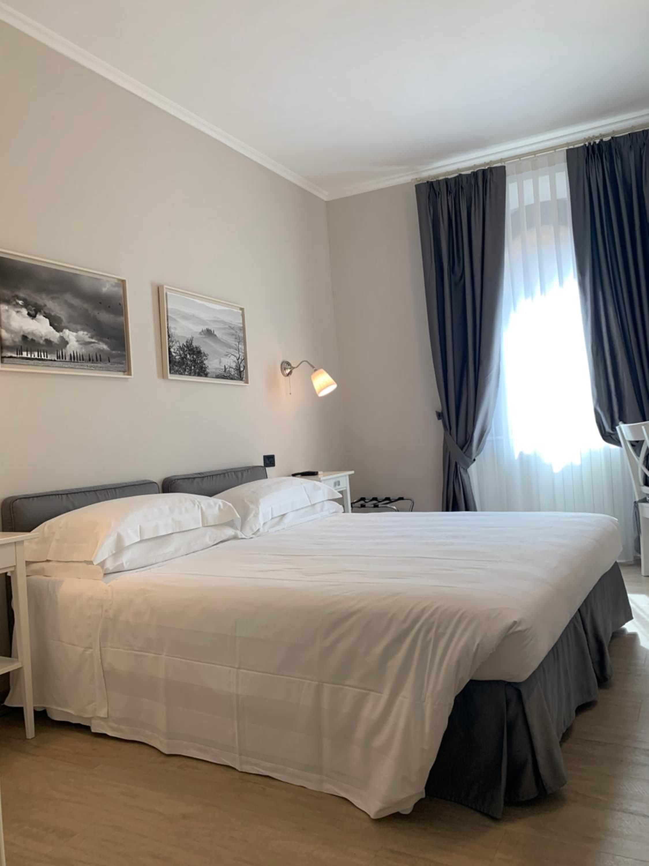 Double or Twin Room with City View - Photo 17