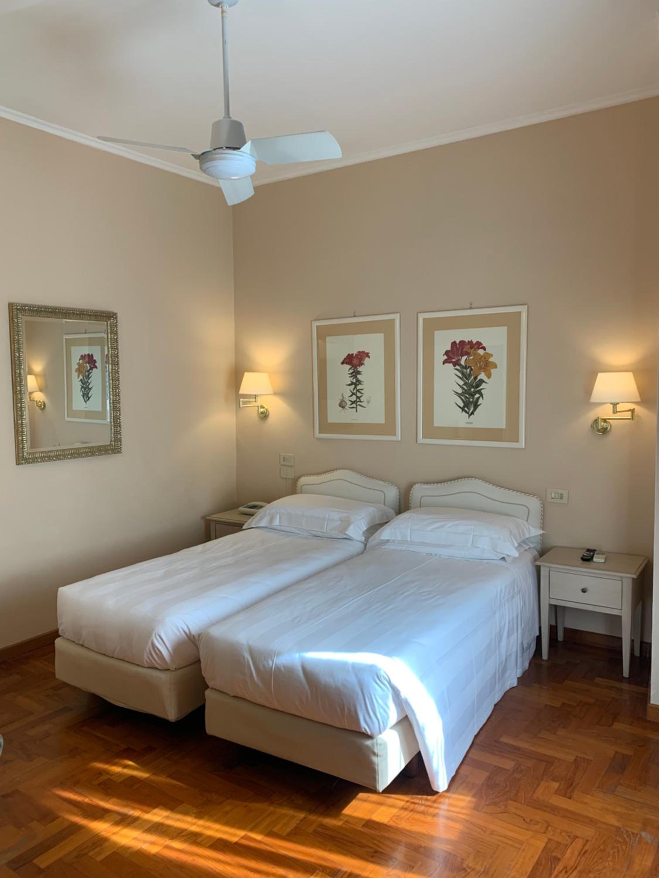 Double or Twin Room with City View - Photo 18