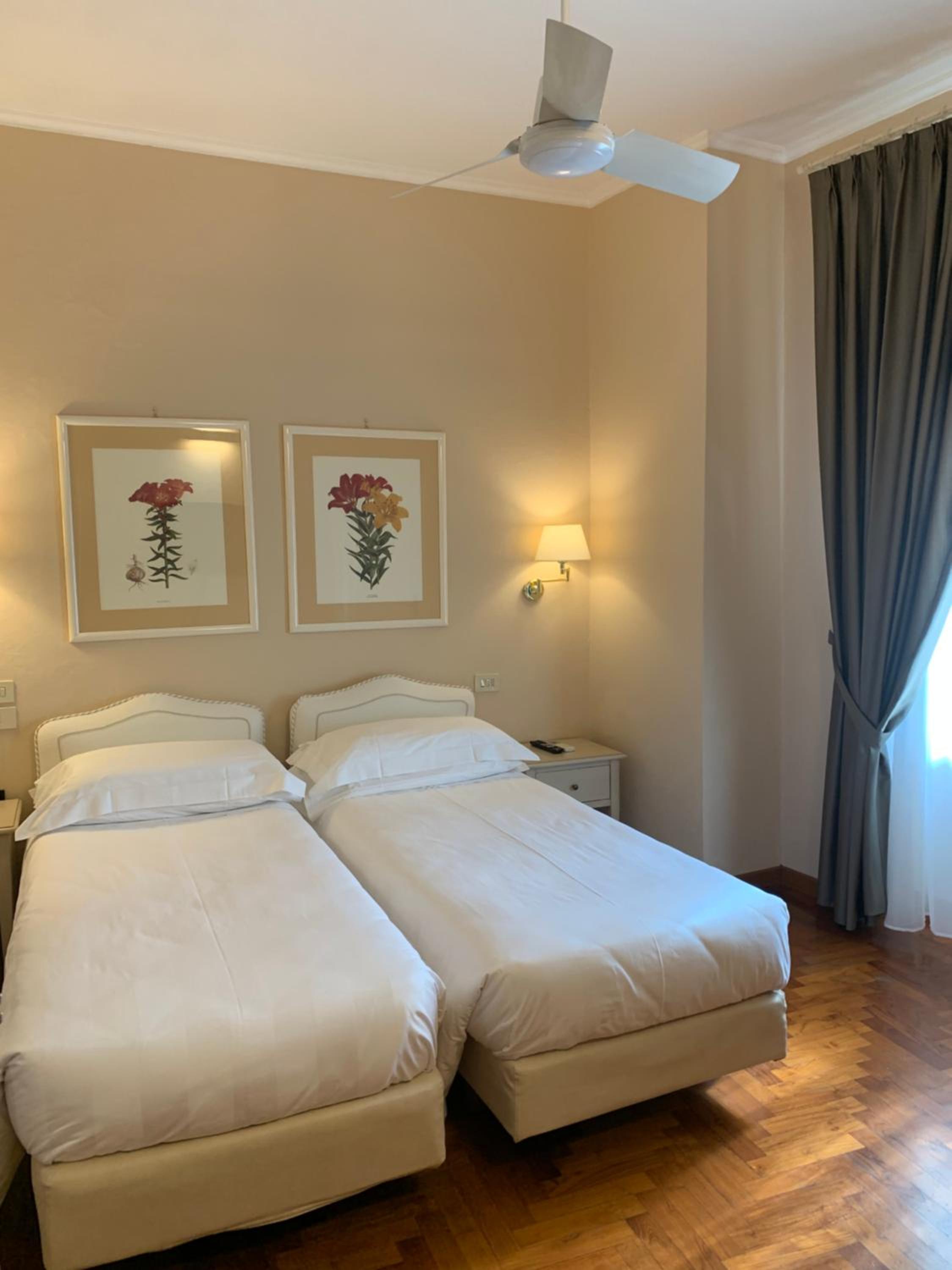 Double or Twin Room with City View - Photo 2