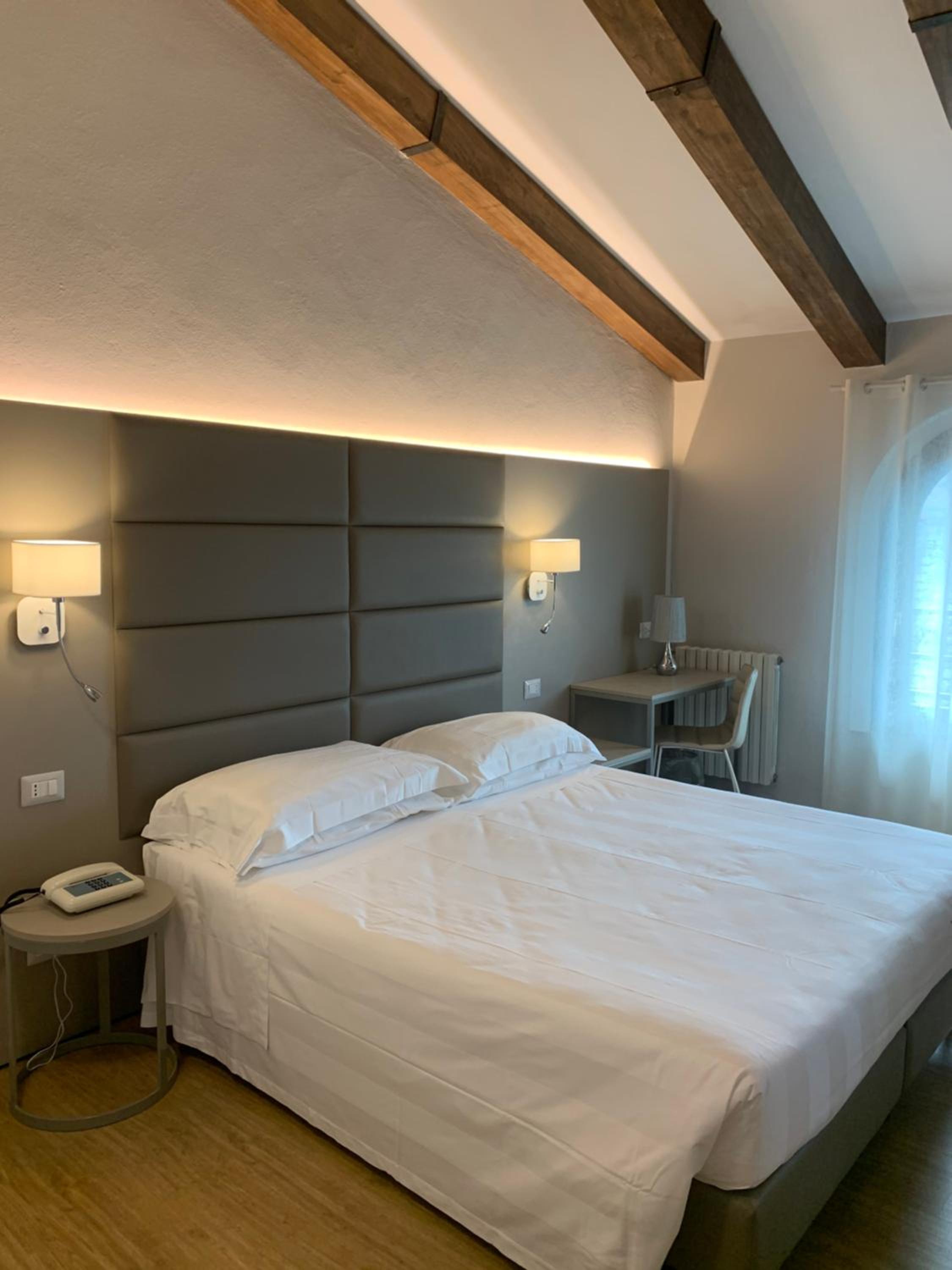 Double or Twin Room with City View - Photo 3