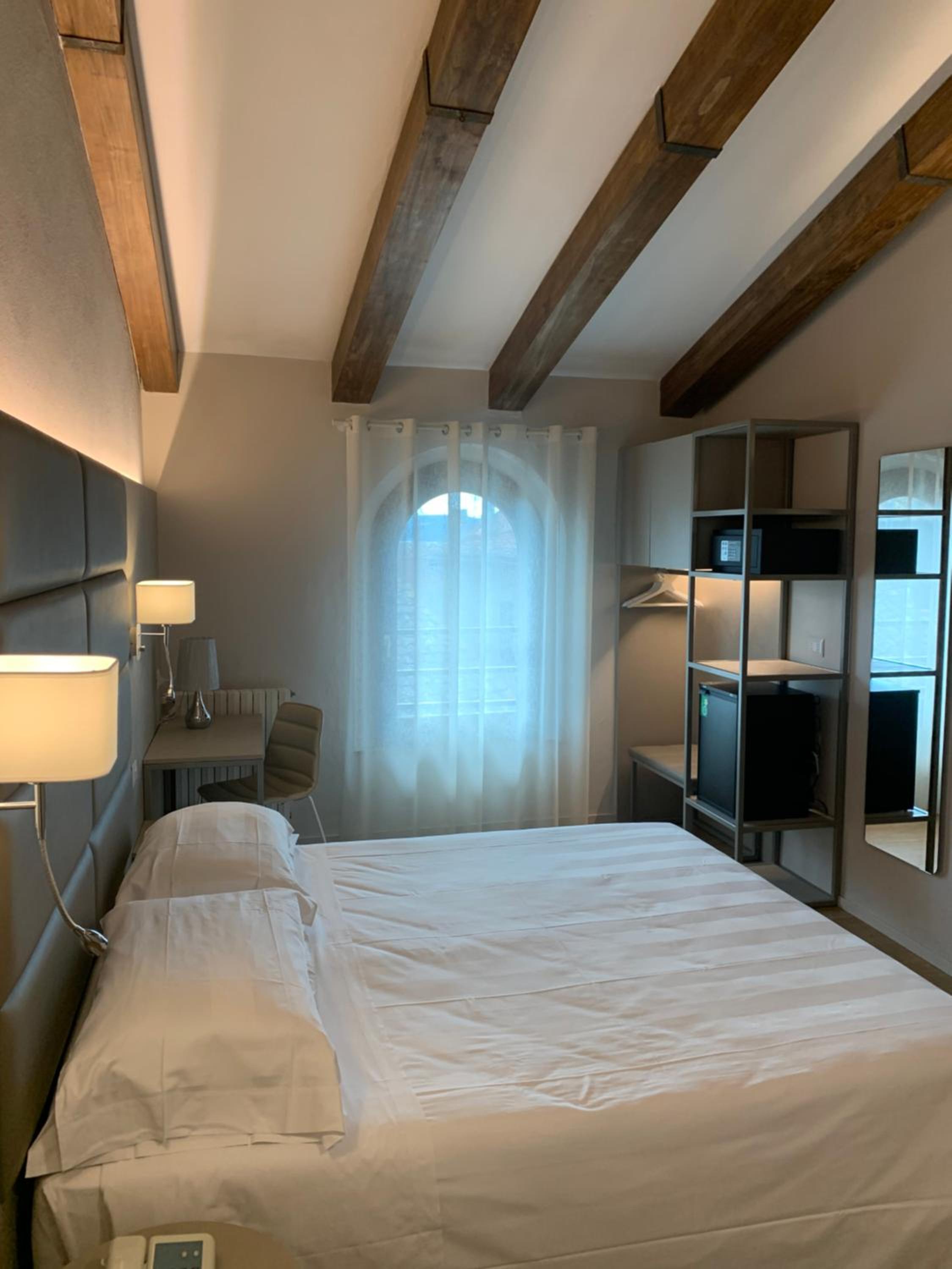 Double or Twin Room with City View - Photo 4