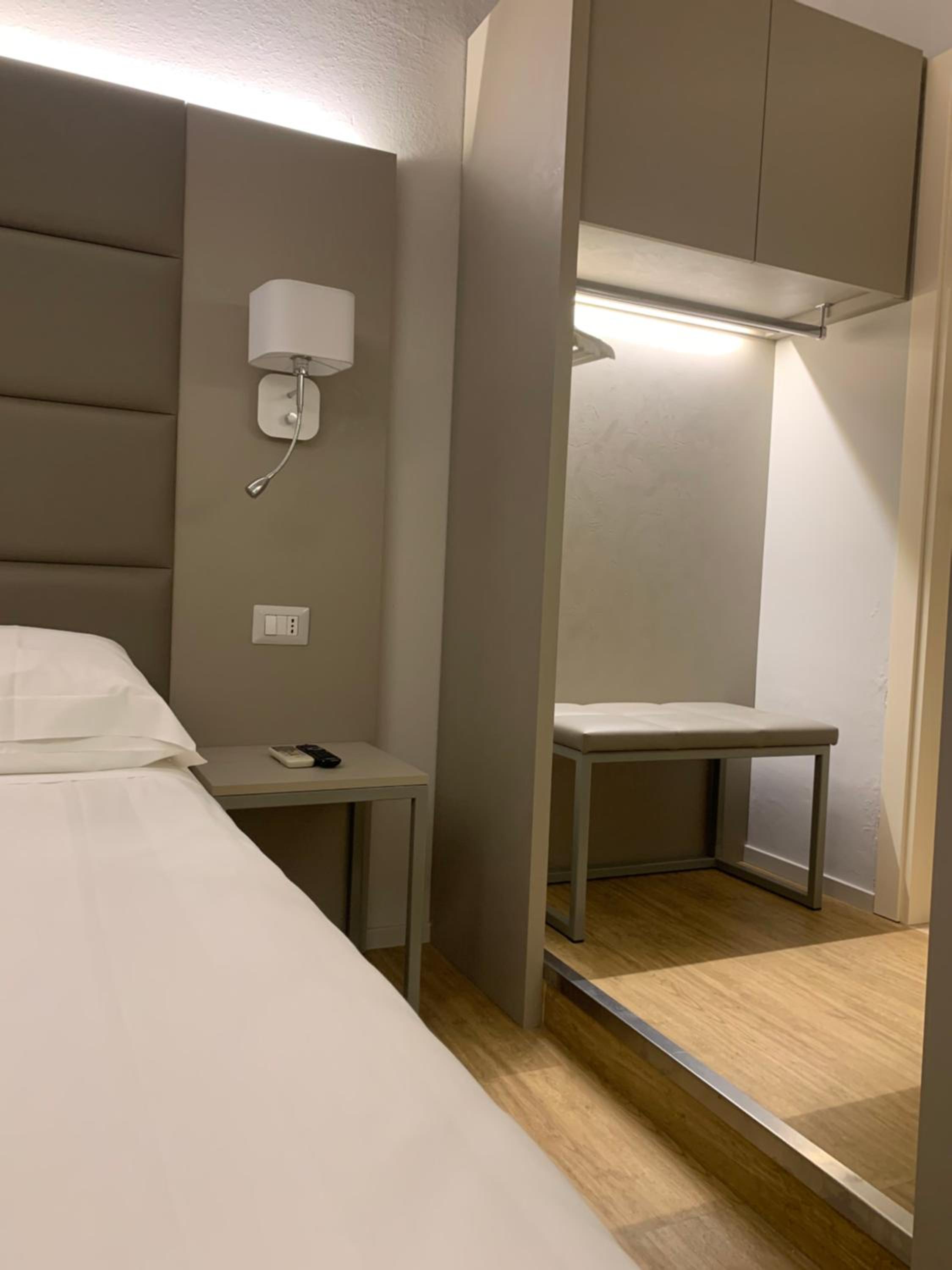 Double or Twin Room with City View - Photo 7